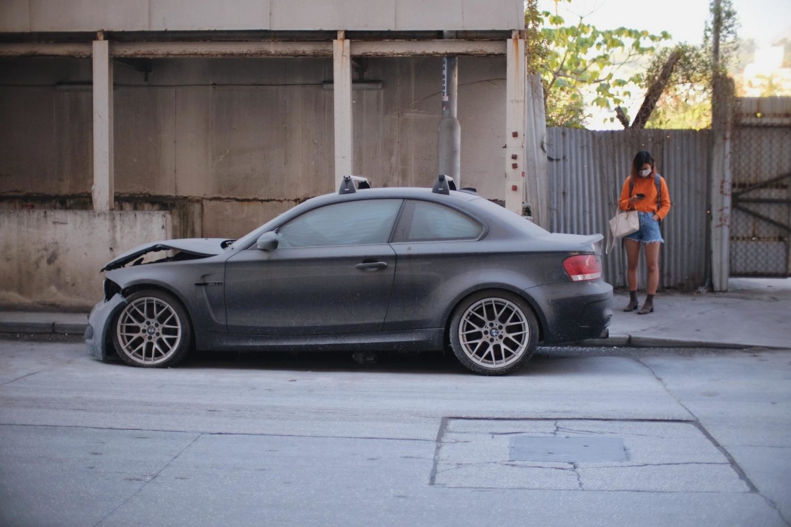 Журналист Майкл Трейси наткнулся на заброшенный BMW 1M Coupe, стоящий на очень оживленной улице, которую часто посещают грузовики с цементом. Это объясняет, почему он покрыт слоем пыли. Эта улица известна заброшенными раритетными автомобилями, некото