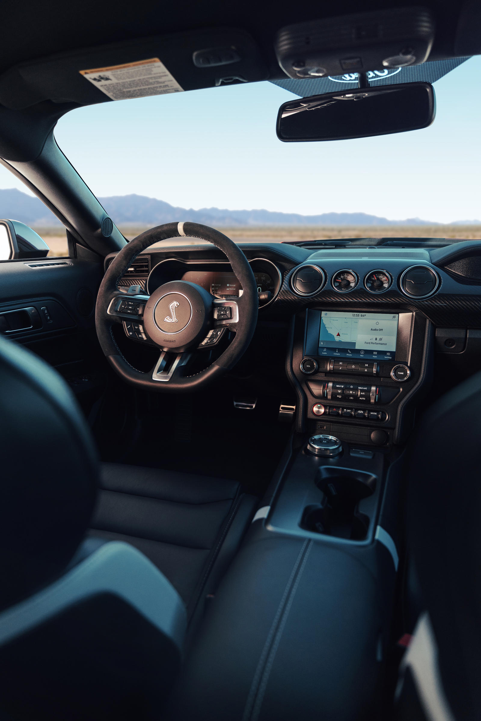 Владельцы получат дополнительную экономию веса и функции, ориентированные на производительность, но им не придется платить дополнительные 1,36 млн рублей за все, что включает в себя пакет Carbon Fiber Track Pack. Помните, что Mustang Shelby GT500 име