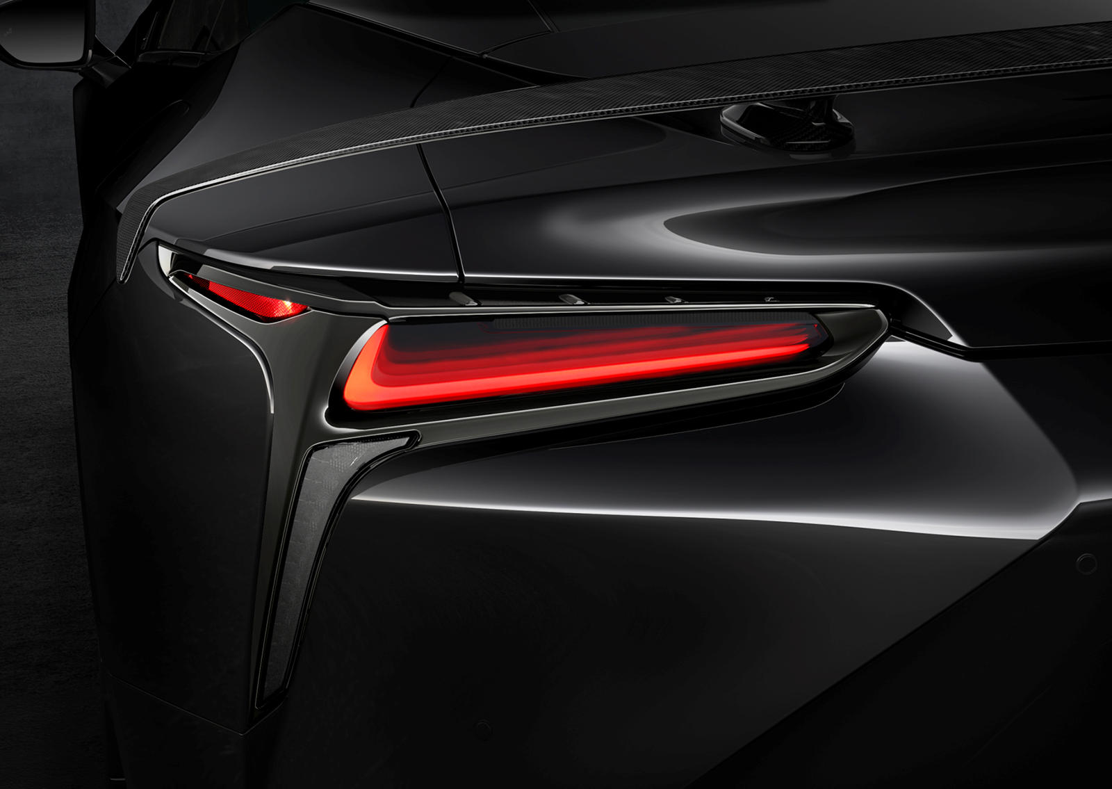 2021 Lexus LC 500 Coupe - потрясающий автомобиль в любой конфигурации, но каждый год Lexus выпускает специальную серию Inspiration Series, которая еще больше подчеркивает его красоту. В 2019 году первая серия Inspiration была выполнена в цвете Flare 