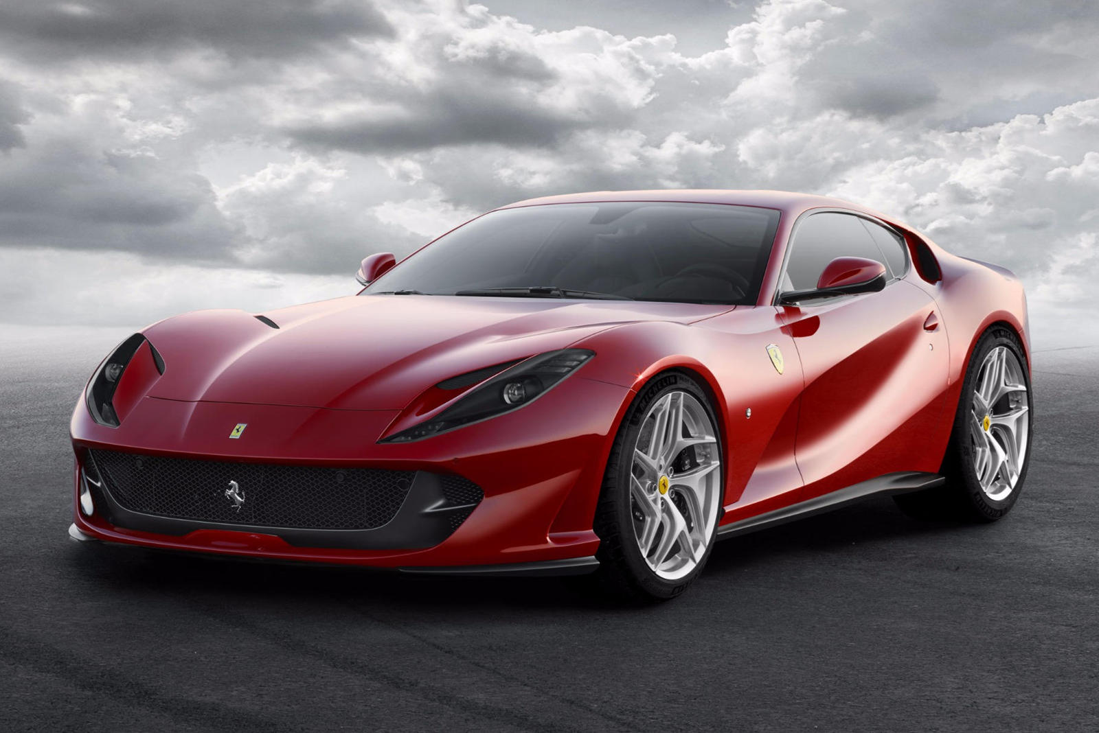 Снаружи Tailor Made 812 Superfast окрашен краской Verde Pino, контрастирующей с золотой ливреей, которая является освежающим изменением фирменного красного цвета Ferrari. Мало того, что колеса отделаны золотом, но и двойная золотая полоса проходит по