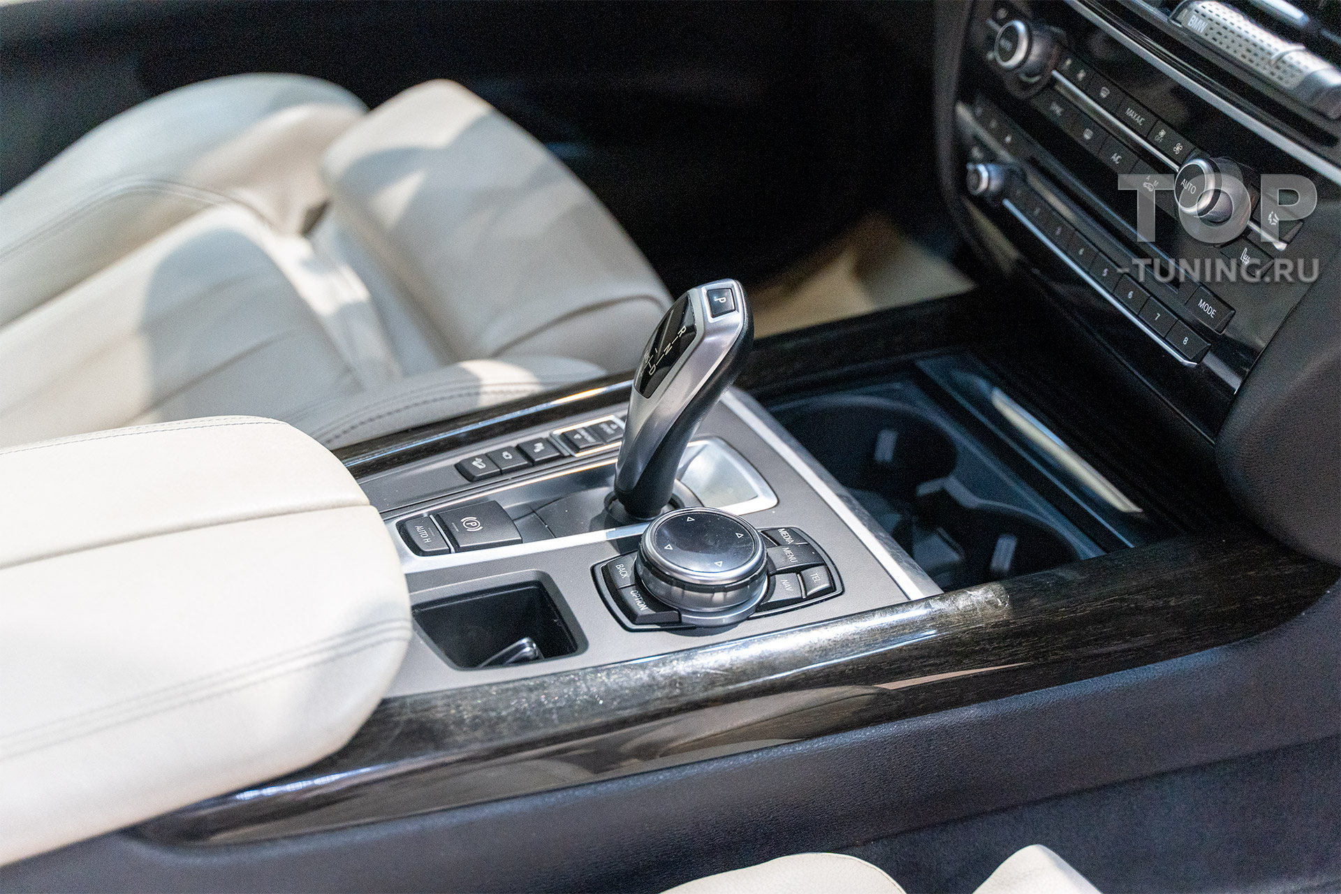 Интерьер BMW X5 f15 2013 - бежевая кожа, через 10 лет. Перед очисткой и детейлингом
