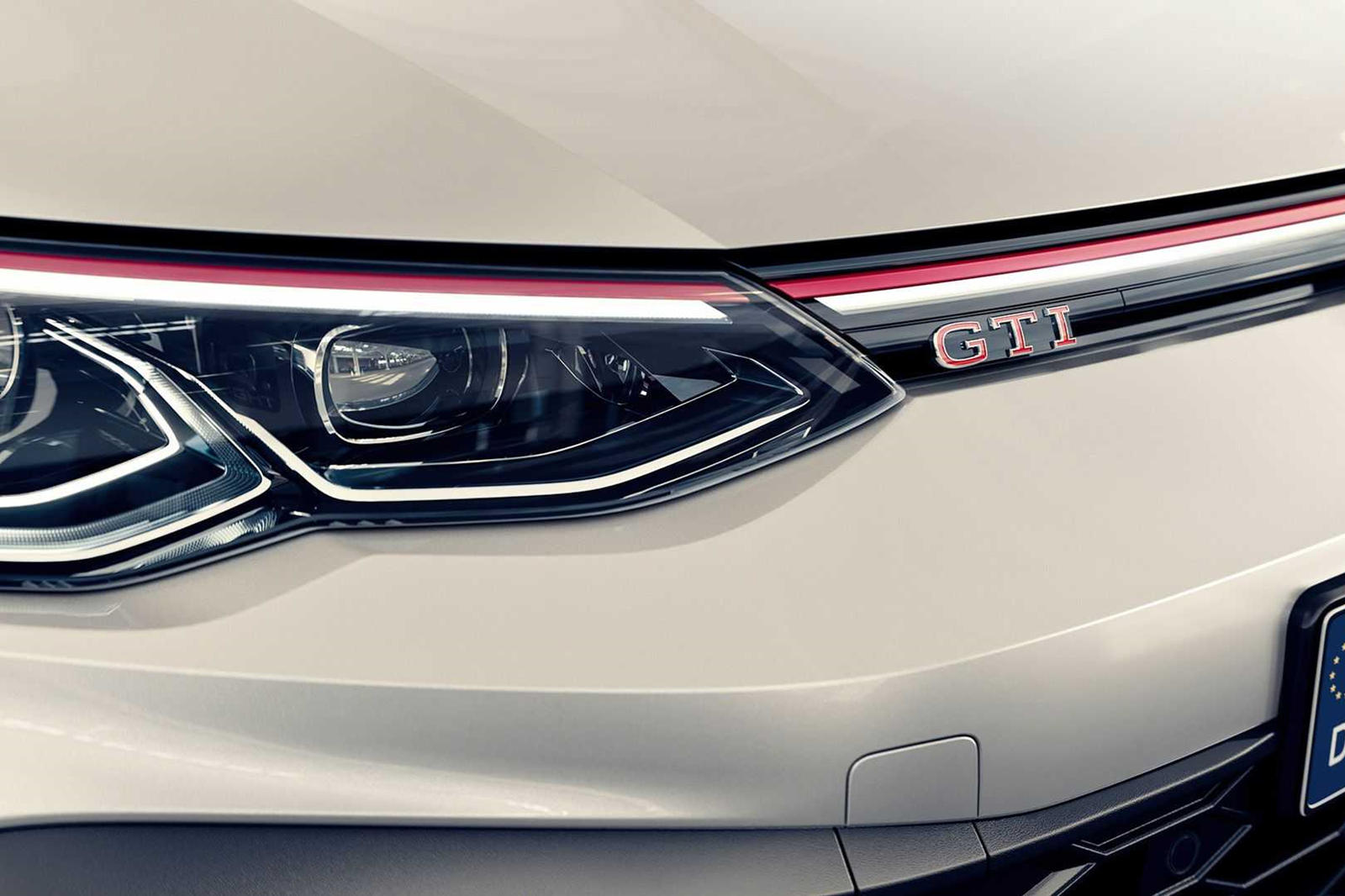 Впереди длинный участок дороги, и Golf GTI Clubsport разгоняется до 250 км/ч. Затем Clubsport тестируется на скорости от 100 до 200 км/ч. С добавленной мощностью этот спринт проходит всего за 11,5 секунды, что делает его примерно на 4,4 секунды быстр