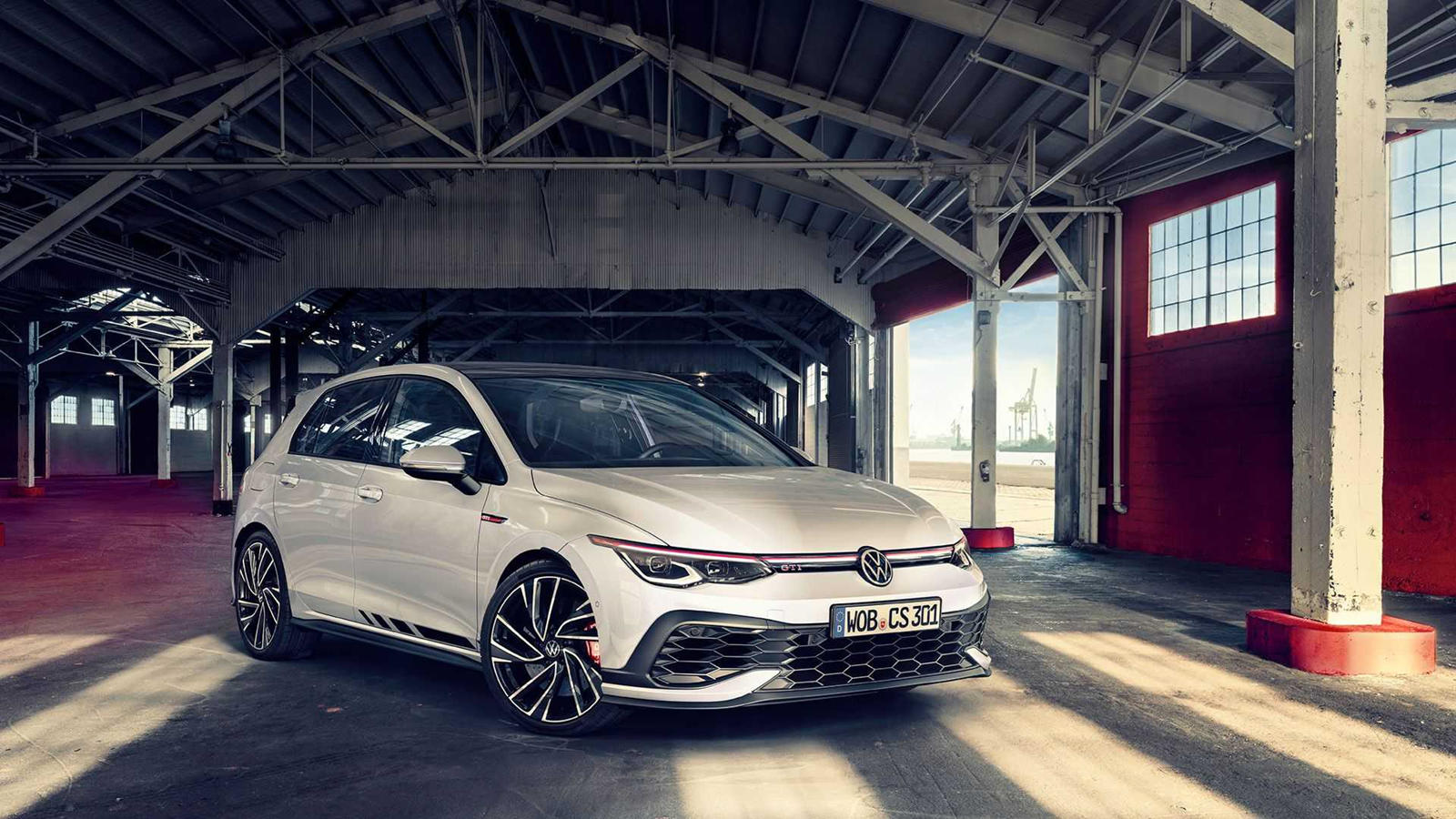 Впереди длинный участок дороги, и Golf GTI Clubsport разгоняется до 250 км/ч. Затем Clubsport тестируется на скорости от 100 до 200 км/ч. С добавленной мощностью этот спринт проходит всего за 11,5 секунды, что делает его примерно на 4,4 секунды быстр