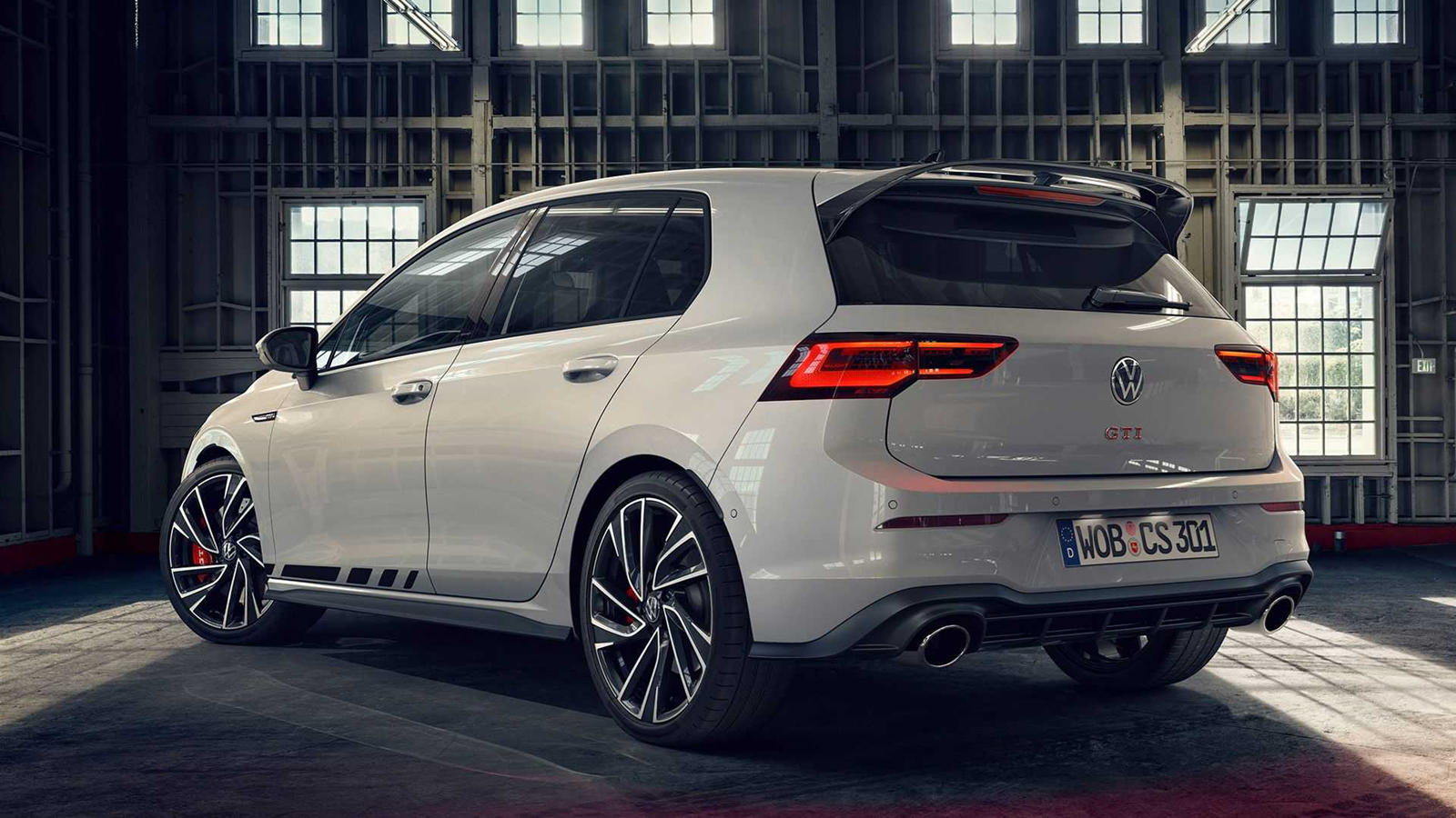 Посмотрите, как Volkswagen Golf GTI Clubsport взрывает автобан