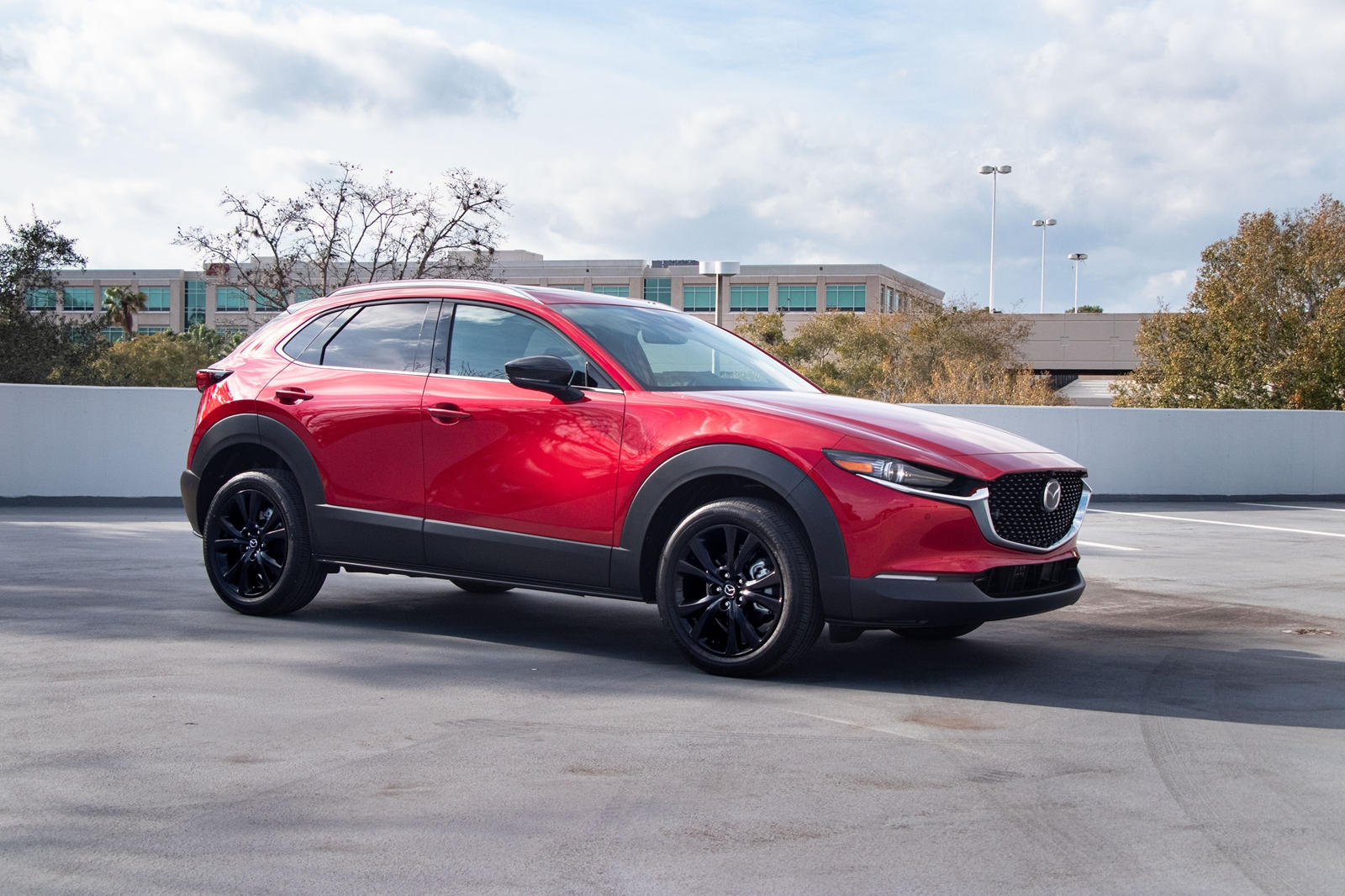 Mazda заявляет, что эти «стильные диски созданы с использованием наших высокотехнологичных процессов литья из сплавов», что означает, что они, вероятно, легче стандартных 18-дюймовых. Однако не стоит слишком волноваться, потому что эти колеса еще дор