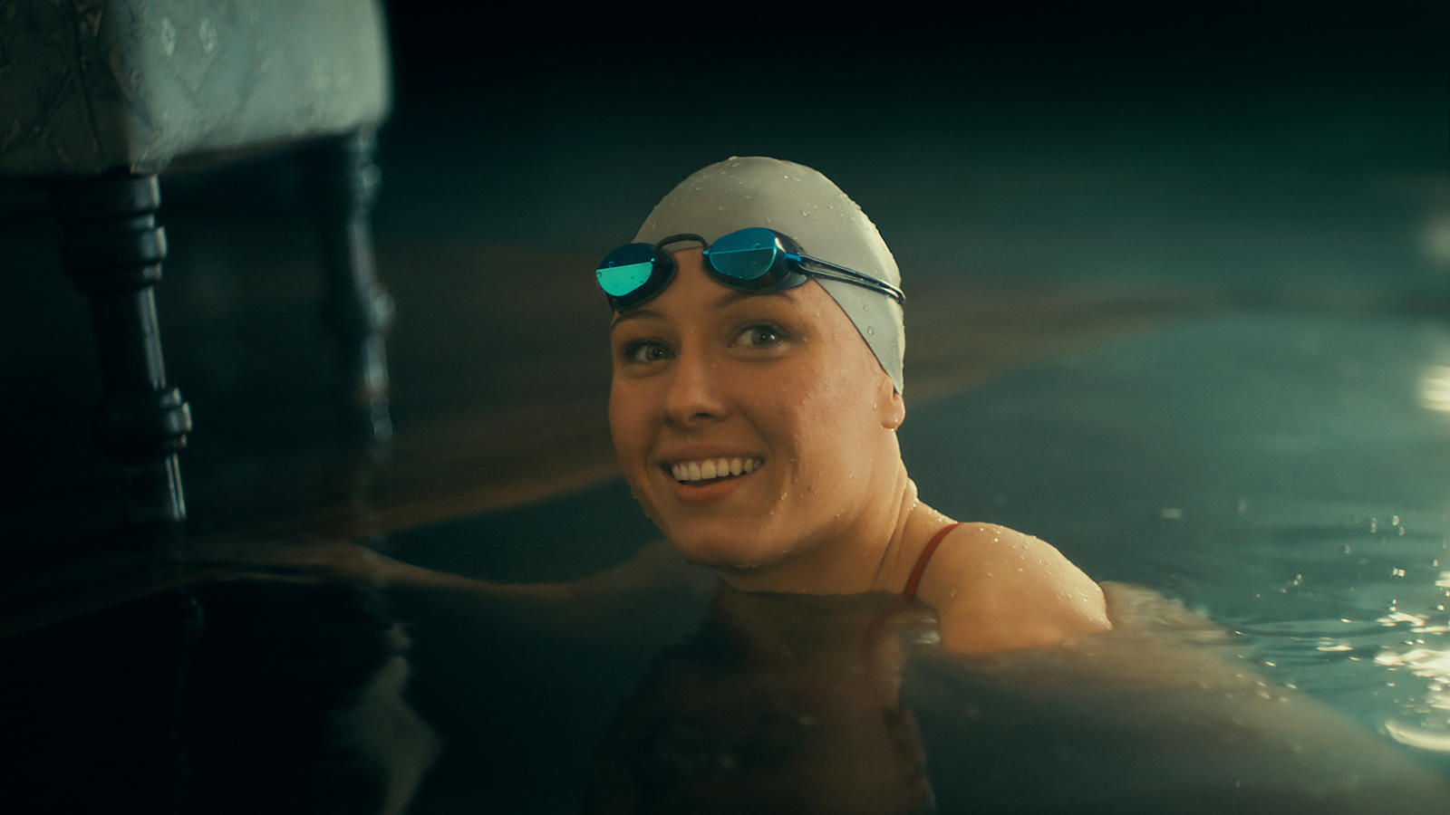 Вместо этого трогательный рекламный ролик рассказывает о непростом путешествии спортсменки команды Toyota Джессики Лонг. В 60-секундном ролике показано долгое плавание через важные сцены из ее жизни, в том числе момент, когда ее приемные родители пол