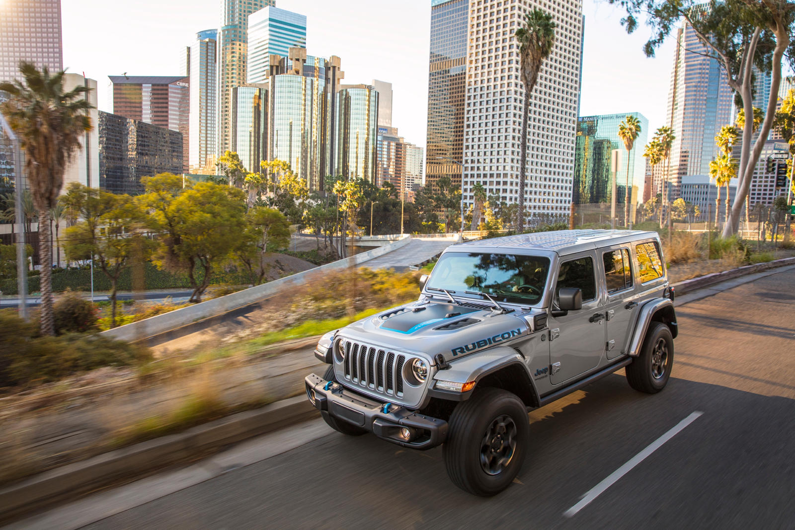 Причина, по которой мы думаем, что полностью электрический Jeep быстро станет реальностью, заключается в том, что американский автопроизводитель дал четкий сигнал через феерию автомобильной рекламы Суперкубка этого года. Полнометражный видеоролик отр