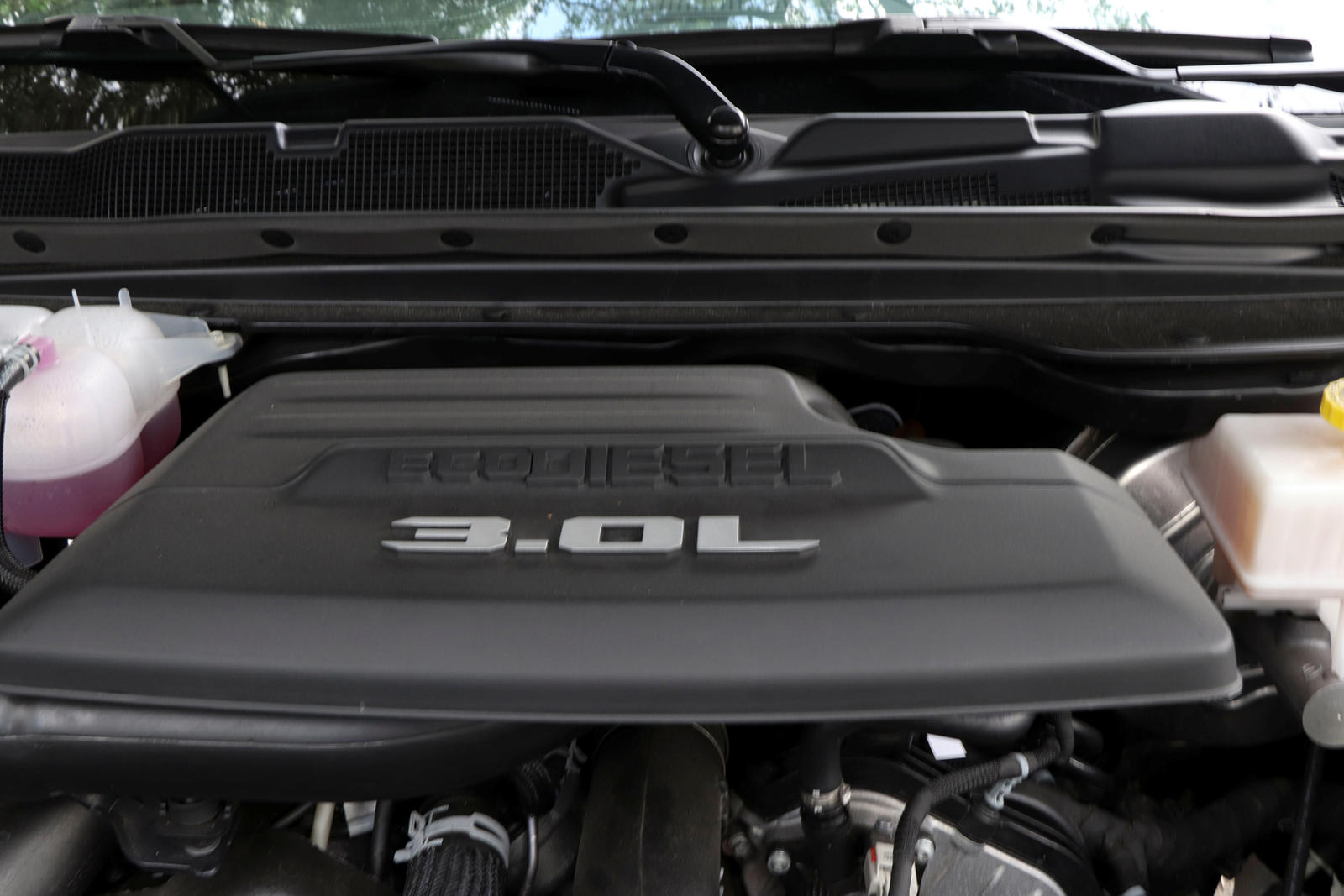 Под его капотом находится 3,0-литровый двигатель V6 EcoDiesel, который теперь имеет 260 лошадиных сил и 650 Нм крутящего момента. Он может буксировать до 5600 кг и проехать до 1600 км всего на одном баке дизельного топлива.