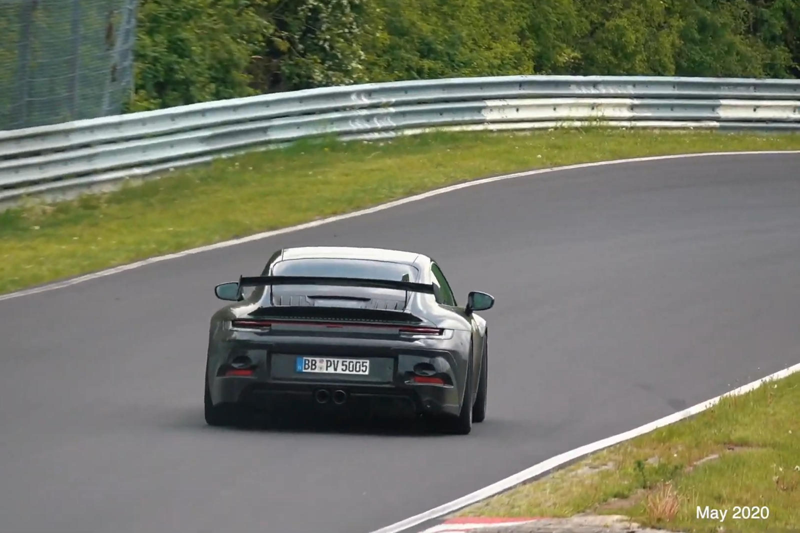 По мере того, как камуфляж продолжает уменьшаться в замедленной съемке, Porsche внес некоторые тонкие изменения в аэродинамические компоненты нового 911 GT3, чтобы улучшить его характеристики на трассе. Как и последний 911 GT3, новая модель оснащена 