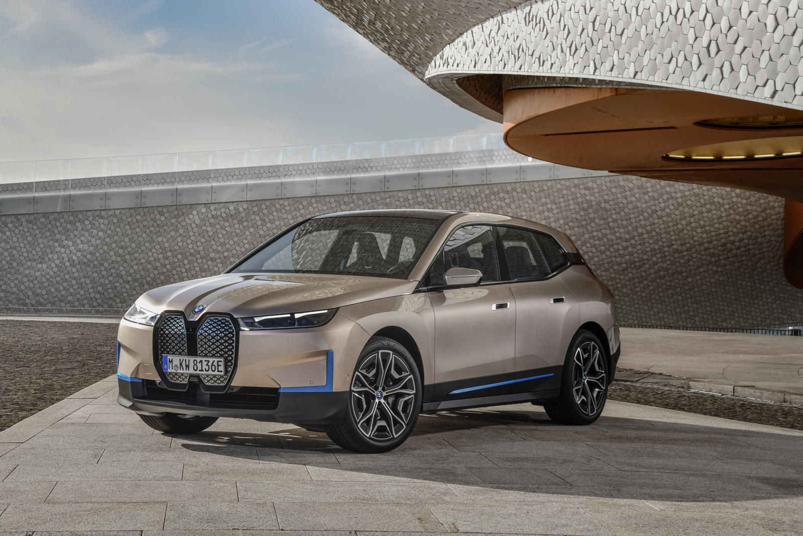 Учитывая, что такие модели, как 2022 BMW iX и грядущий i4, появятся как полностью электрические модели, мы считаем, что для BMW имеет смысл использовать бренд i в своих гибридах.