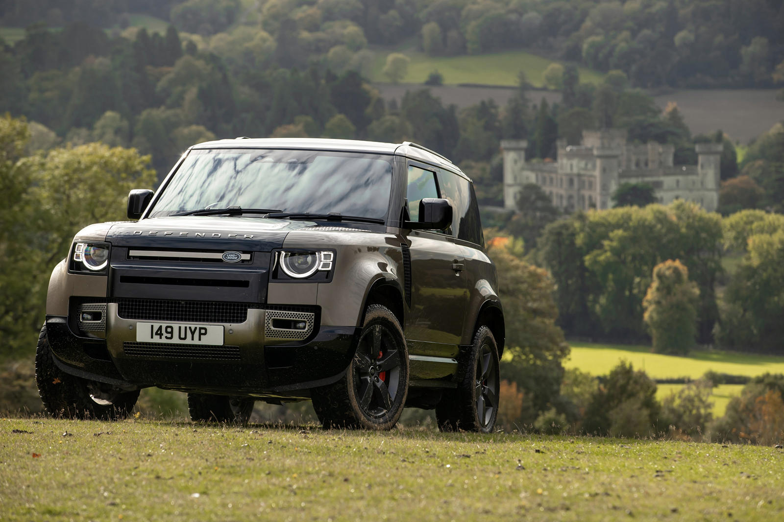 Совершенно новый Land Rover Defender имел оглушительный успех, что неудивительно, учитывая, что он заменил один из самых культовых и мощных внедорожников всех времен. Продающийся всего несколько месяцев, Defender 110 уже превзошел своего предшественн