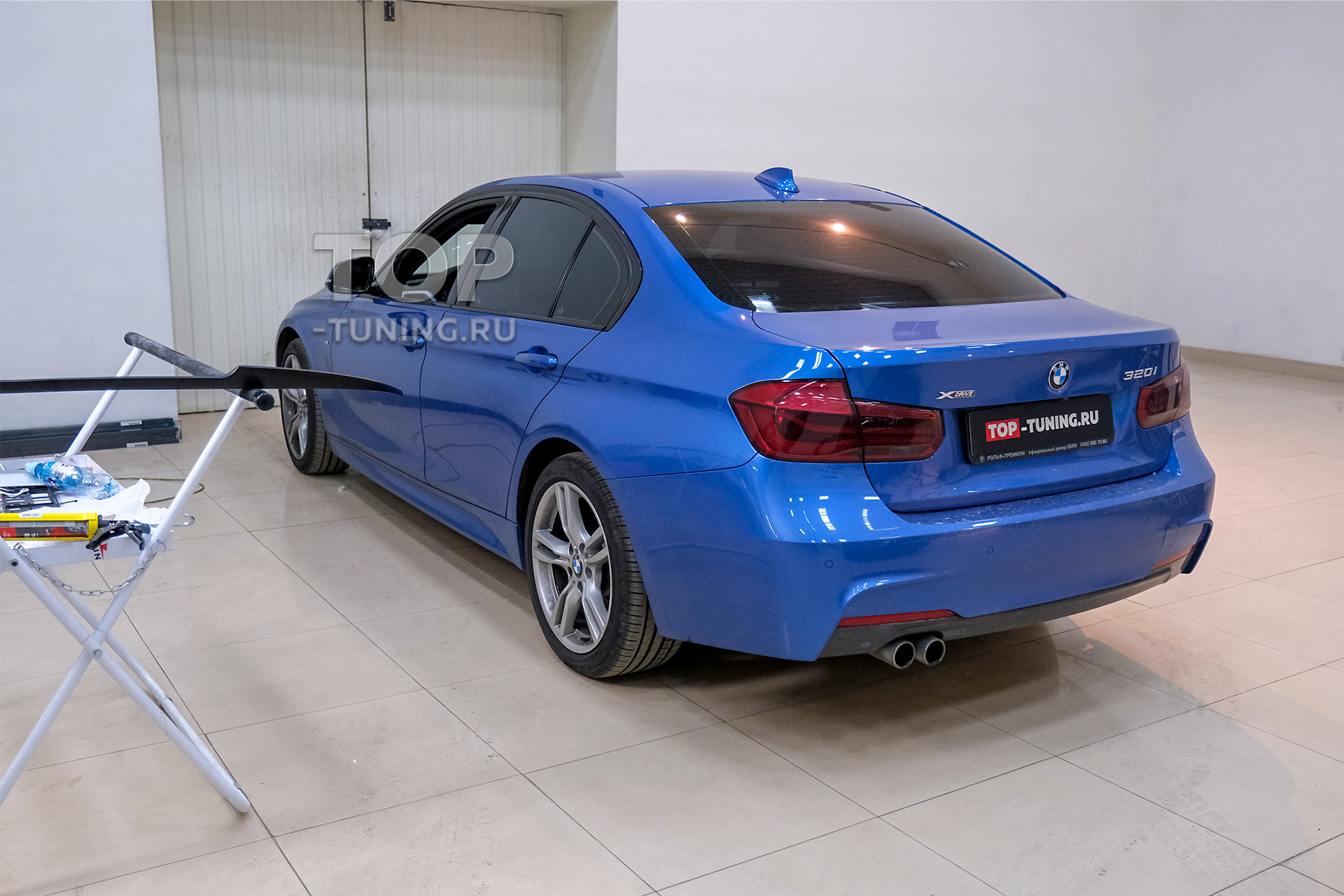 Установка спойлера M-Style на BMW 3 F30 синего цвета