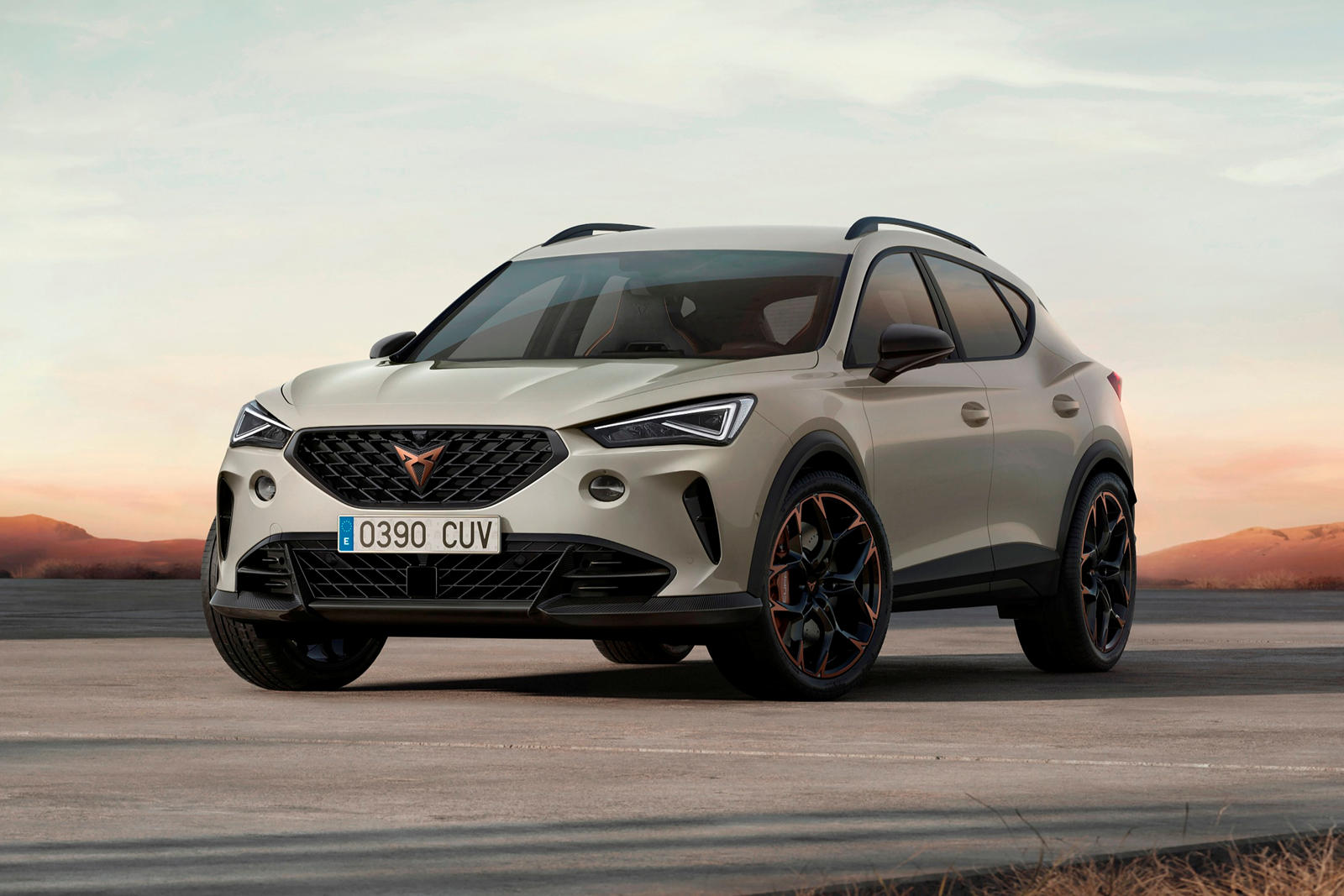 Cupra планирует построить только 7000 единиц Formentor VZ5. Мы можем только надеяться, что Audi или Volkswagen решат привезти нам такой пятицилиндровый внедорожник под другим названием. Цены еще не объявлены, но Formentor с двигателем Golf R начинает