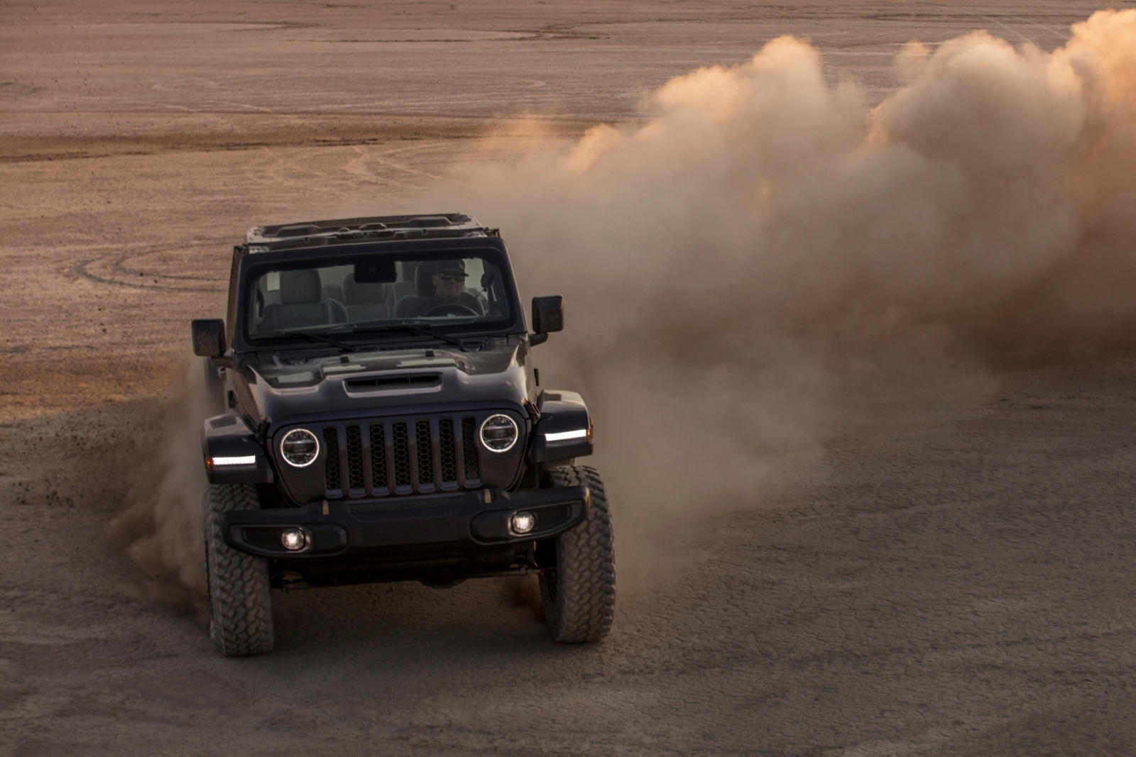 Оказывается, утечка информации о ценах была не совсем верной. Jeep официально объявил стартовую цену Wrangler Rubicon 392 в размере 5,4 млн рублей за модель Launch Edition. Как и предполагалось, это самый дорогой продукт Stelantis с 6,4-литровым двиг
