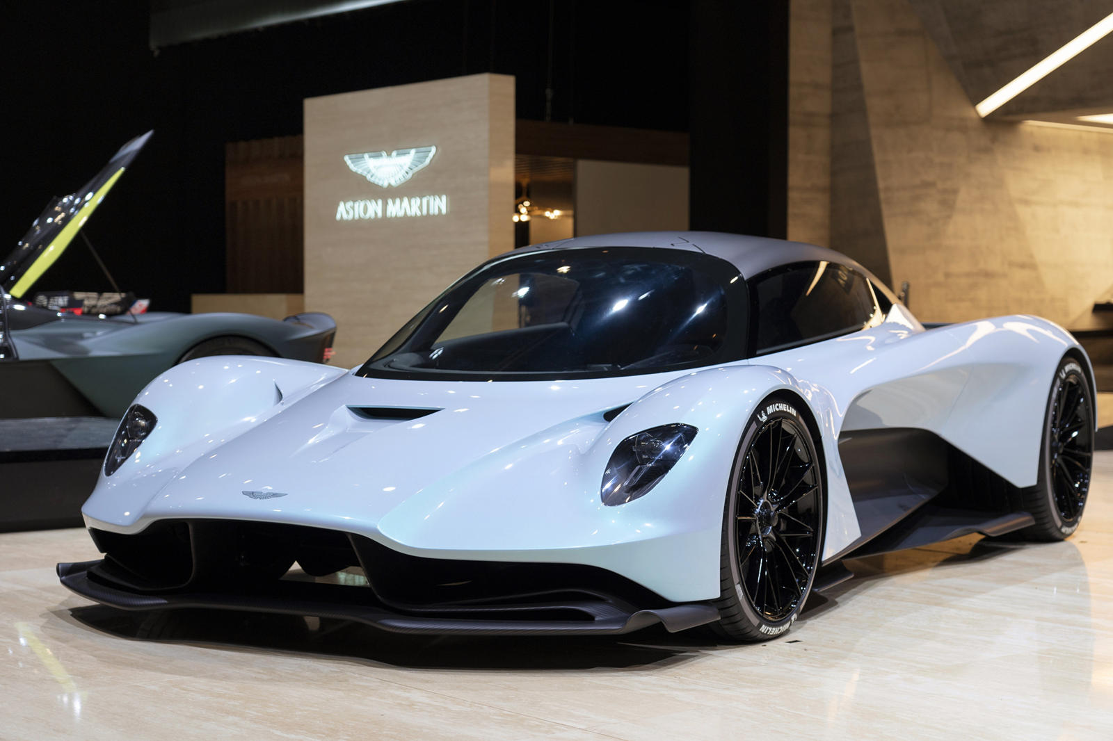 С будущим среднемоторным суперкаром Aston Martin Valhalla все складывается удачно. Представленный на Женевском автосалоне 2019 года в виде концепта, Valhalla занимает место под флагманом Valkyrie в качестве ежедневного гонщика, ориентированного на тр