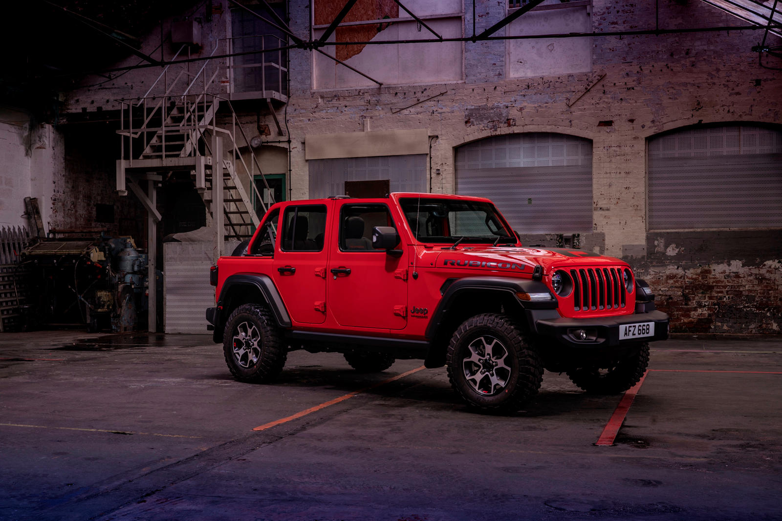 Jeep Wrangler 1941, доступный в цветах Brilliant Black, Granite Crystal, Red Firecracker или Billet silver, будет ограничен всего 41 экземпляром. В настоящее время заказы открыты в Великобритании по цене от 58 050 фунтов стерлингов. Это около 5,96 мл