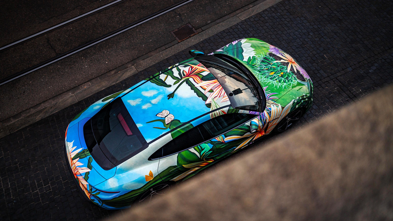 Если вы хотите завладеть этим автомобильным произведением искусства, уникальный арт-кар Porsche Taycan будет продаваться на благотворительном онлайн-аукционе RM Sothebys, который начнется 6 апреля и закончится 13 апреля. Все вырученные средства пойд