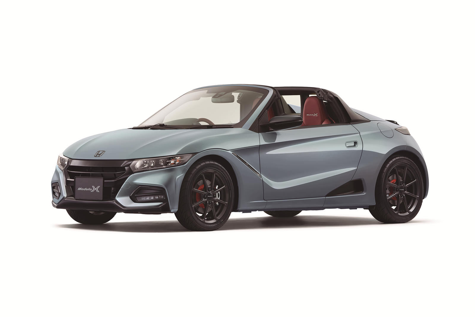 Honda S660 была продана с версией Modulo X для тех, кто ищет уникальный внешний вид, а версия Z привнесет еще больше эксклюзивности в этого захватывающего маленького городского гонщик. Version Z имеет особый цвет кузова Sonic Grey Pearl и даже добавл