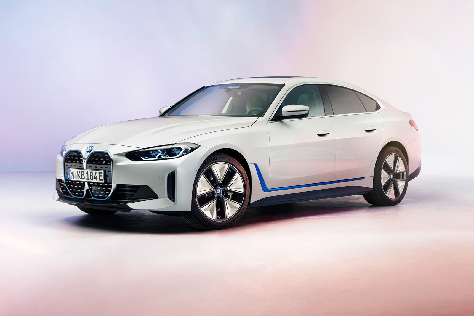 Ожидается, что BMW i4 будет значительно дешевле. чем внедорожник iX, он будет более доступным и первым представит полностью новую операционную систему BMW iDrive восьмого поколения, представленную вчера. Это также важно, поскольку это будет первый эл