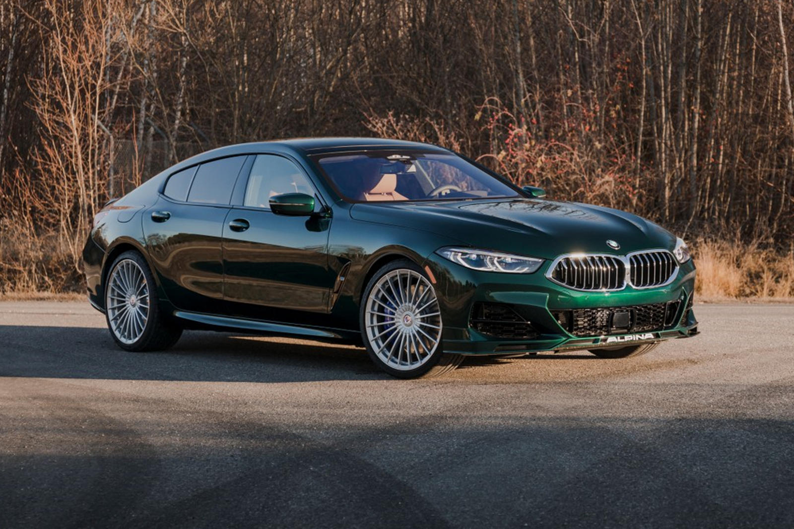 Под красивыми цветами и материалами находится BMW M850i Gran Coupe с 4,4-литровым твин-турбо V8, увеличенным до 612 лошадиных сил и 800 Нм крутящего момента. Благодаря максимальному крутящему моменту, доступному всего с 2000 об/мин, Alpina B8 может р