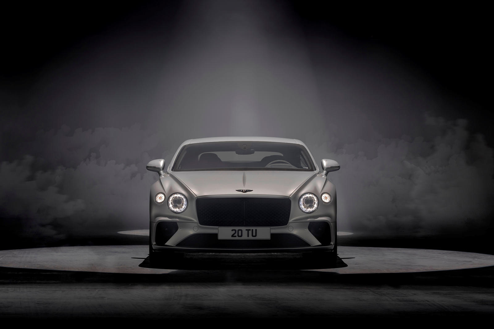 «Я бы пока не назвал это лебединой песней. В том, что по сути является новым двигателем, есть жизнь», - сказал Холлмарк, когда его спросили, будет ли Continental GT Speed последней моделью Bentley с двигателем W12 под капотом. «Это вершина нашего бре