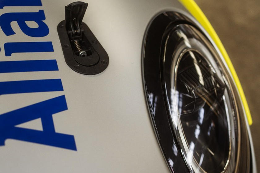 Хотя материнская компания BMW покинула Формулу E, автоспортивное подразделение немецкого автопроизводителя, которое завтра намерено объединиться с BMW M, помогло создать этот автомобиль, официально названный Mini Electric Pacesetter, вдохновленный JC