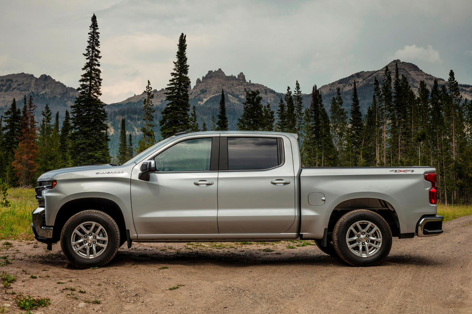 Chevrolet Silverado пробил лед на замерзшей реке в Альберте, Канада, в конце прошлого месяца, и потребовалась специализированная команда, чтобы наконец вытащить его примерно через месяц. Те, кто живет на большей части территории России, к этому привы