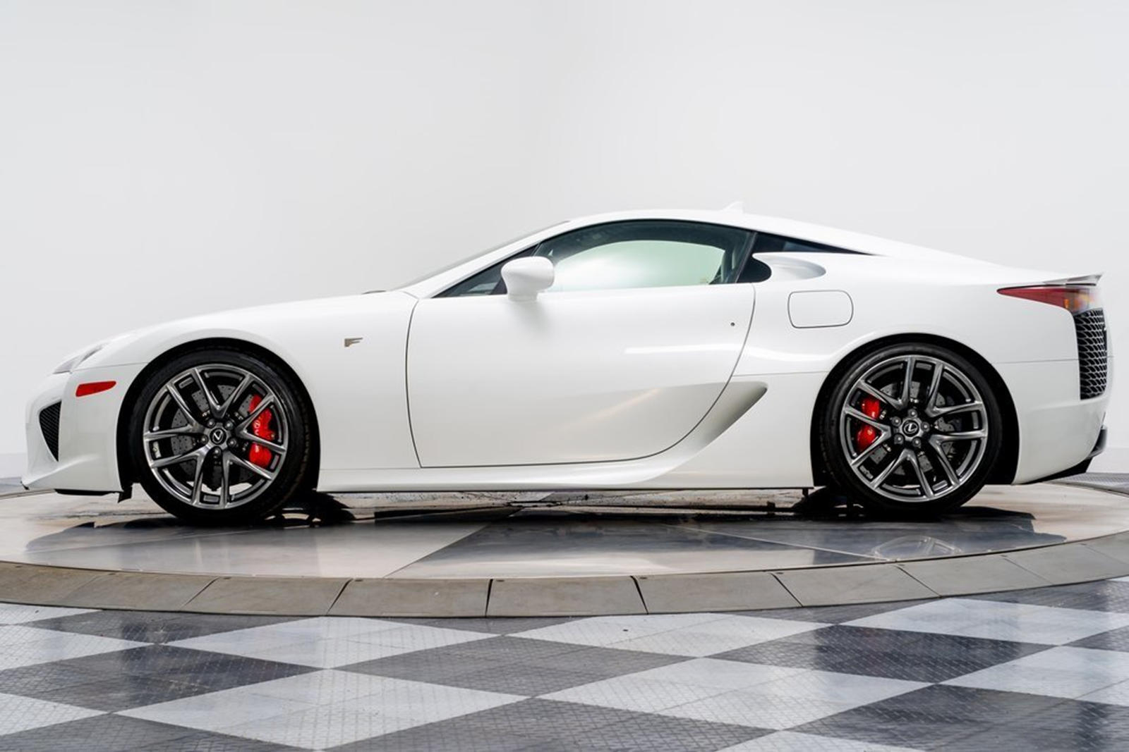 Скоро появится новый Lexus LFA