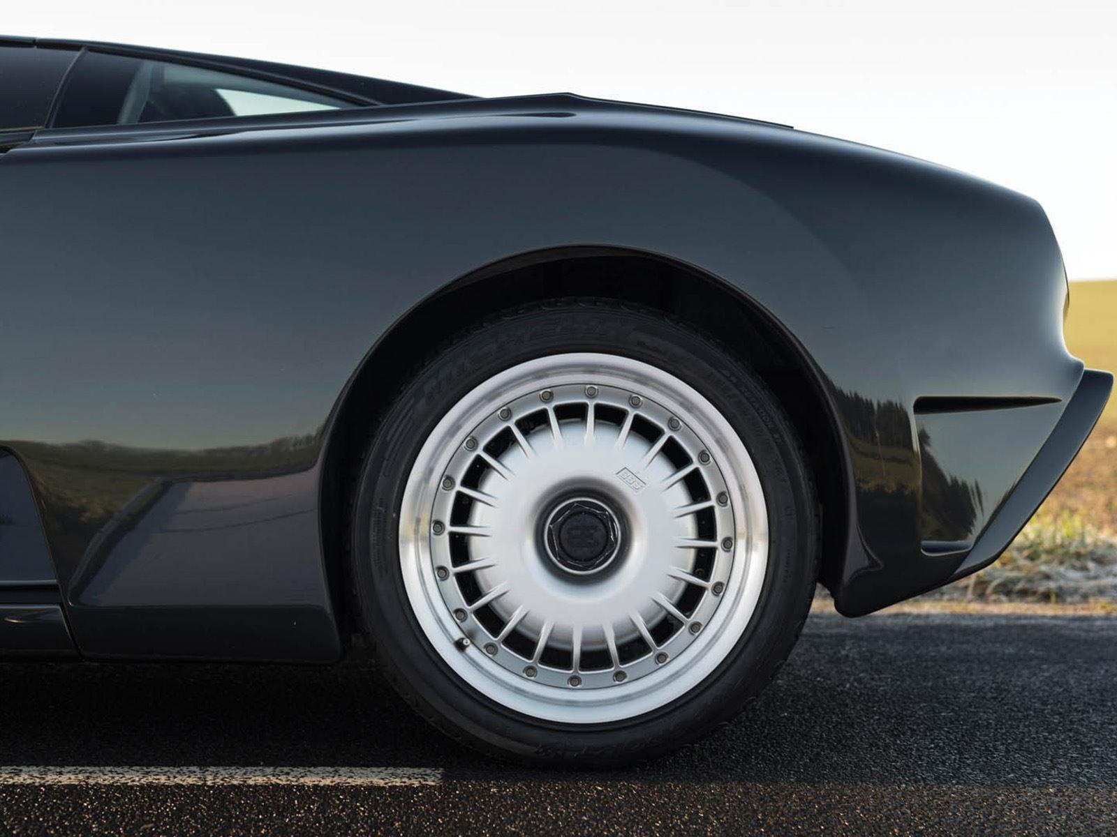 Bugatti, пожалуй, один из самых узнаваемых брендов гиперкаров, установивший множество рекордов и создавший множество безумных творений. Но какими бы впечатляющими ни были современные модели, такие как Chiron и Centodieci, они бы не существовали без E