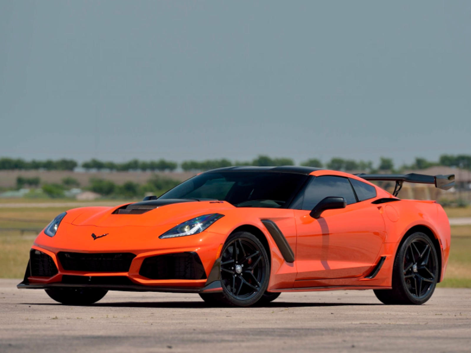 Мы рассмотрели варианты дизайна того, как может выглядеть Corvette, если взглянуть на него под совершенно уникальным углом, но это больше, чем просто полет фантазии. В конце концов, архитектура «скейтборд», которую использует большинство электромобил