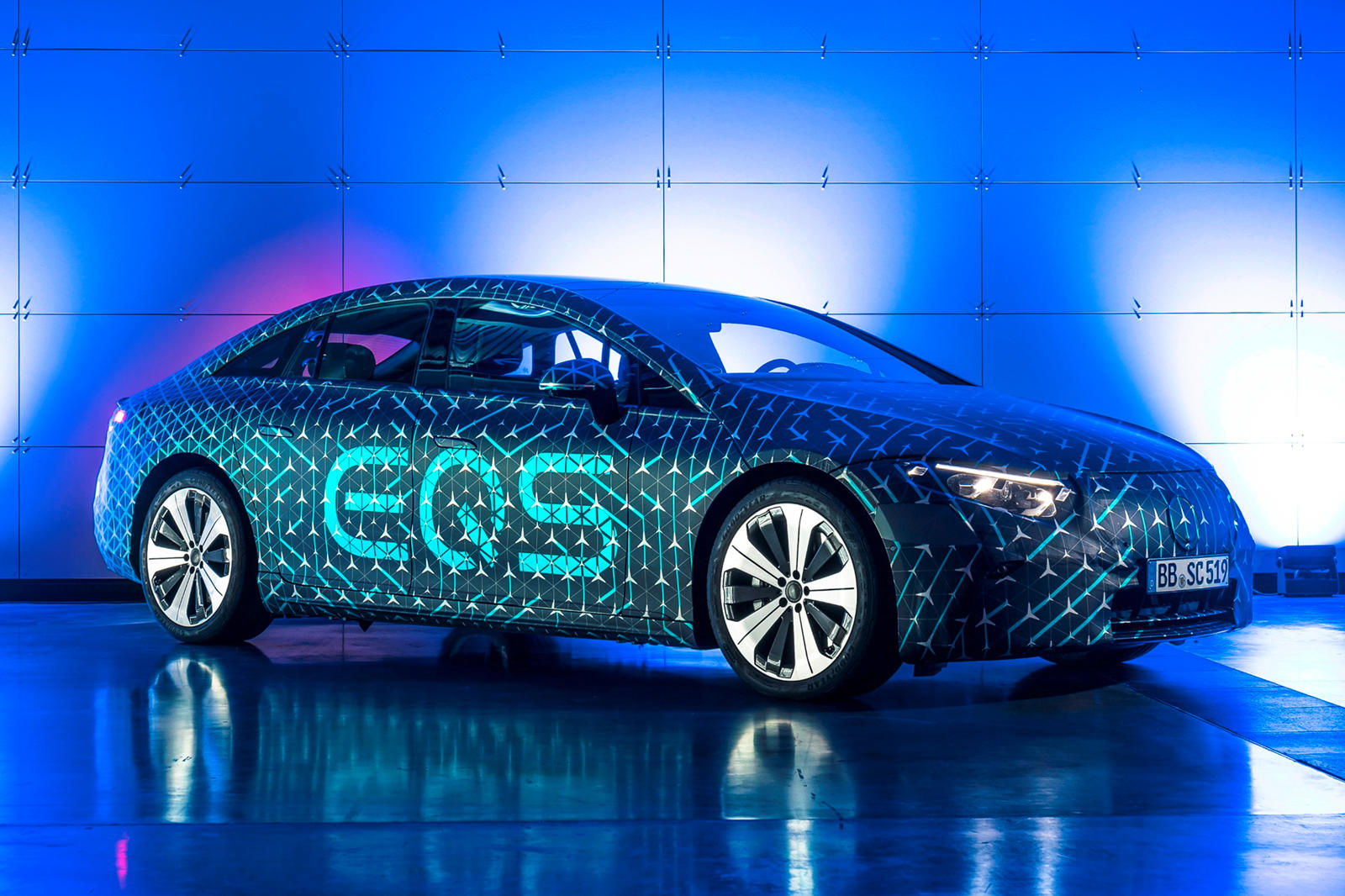 У Mercedes-Benz впереди большая неделя. В этот четверг будет представлен полностью электрический роскошный флагманский седан 2022 Mercedes EQS, который, похоже, вступит в бой с Tesla Model S Plaid. Это не только первая с нуля аккумуляторно-электричес