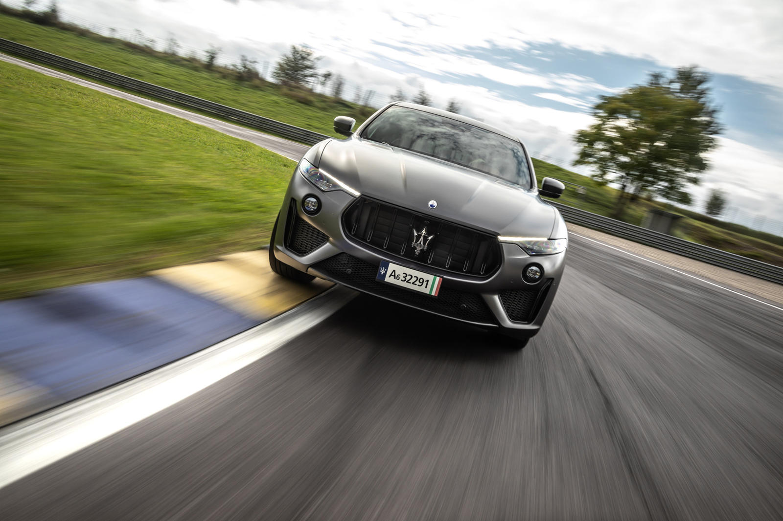 Благодаря недавнему дебюту суперкара MC20, Maserati наконец-то начинает возвращать свой моджо, но одного малолитражного суперкара не достаточно для масштабного успеха компании. Чтобы увеличить глобальные продажи, итальянский автопроизводитель готовит