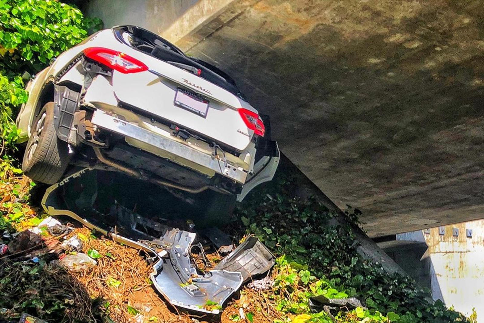 Чудом сбежавший водитель выжил в серьезной аварии, в которую трудно поверить, если посмотреть на повреждения. 32-летний мужчина пожаловался на боль, когда его освободили из искалеченного Maserati и доставили в больницу, но не похоже, что он получил к