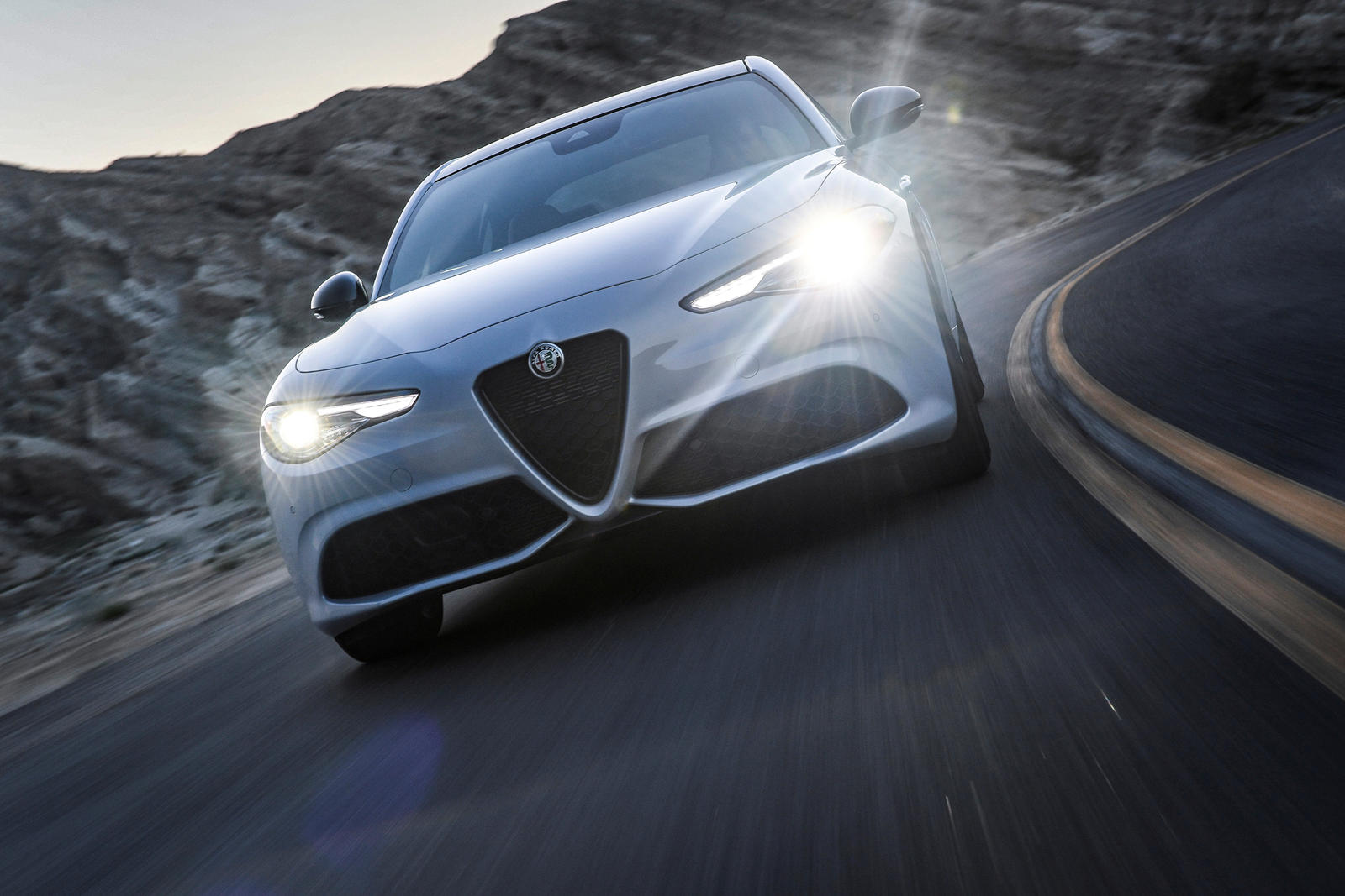 Не так давно мы не были уверены в будущем Alfa Romeo. Продажи Alfa Romeo Giulia и Stelvio не оправдали ожиданий, хотя оба являются отличными автомобилями, особенно варианты Quadrifoglio на 505 лошадиных сил. Помимо совместного использования 2,9-литро