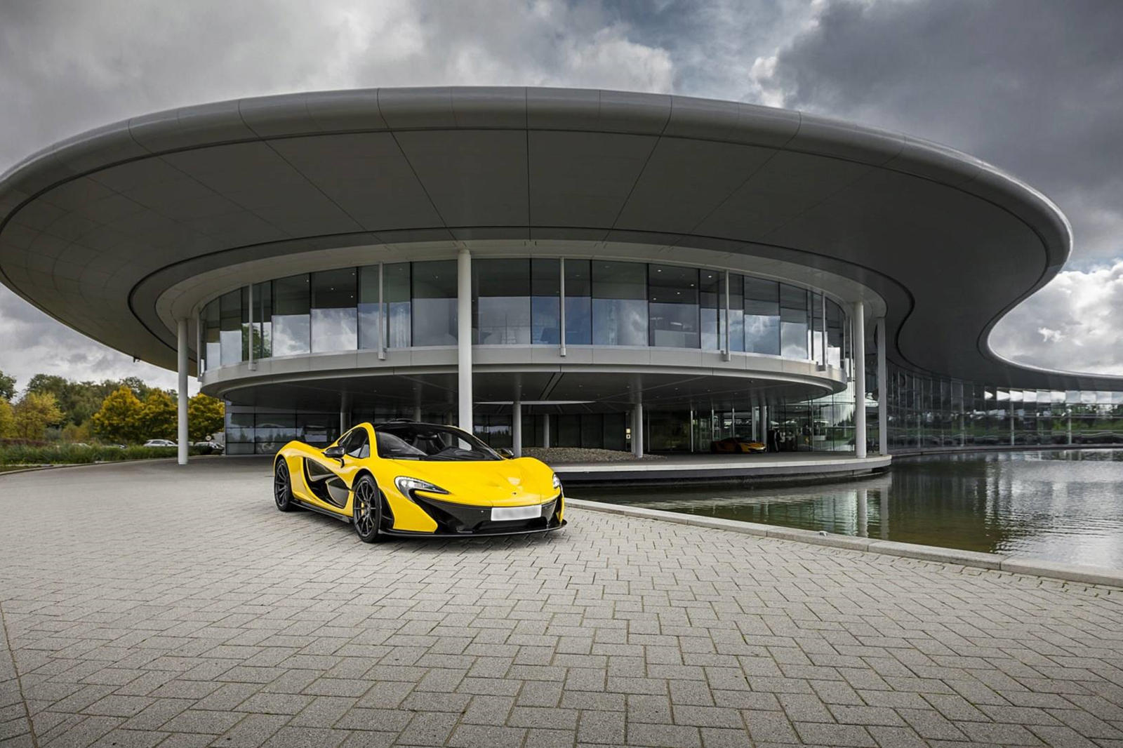 Сделка включает в себя современный технологический центр McLaren, который использовался в качестве места съемок спин-оффа фильма «Форсаж: Хоббс и Шоу», и включает в себя искусственное озеро, Центр идейного лидерства McLaren и Производственный центр M
