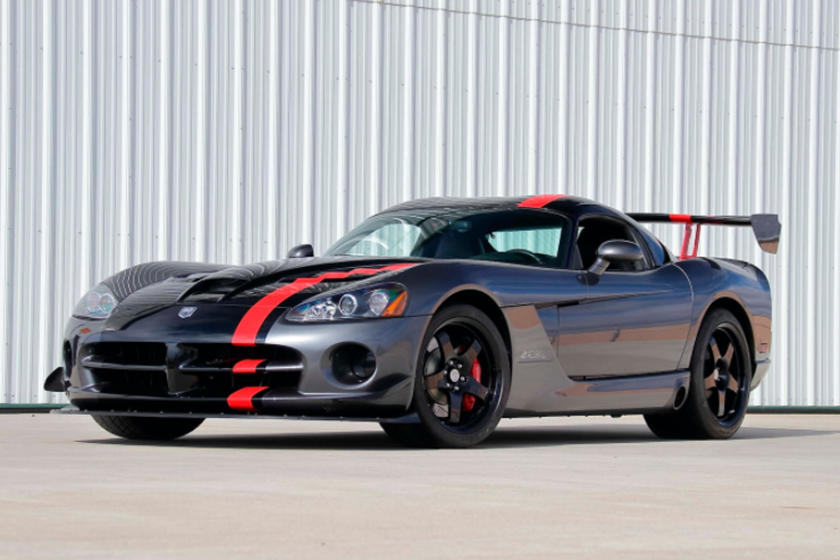 Dodge Viper в представлении не нуждается. Но, к большому сожалению, он ушел (несмотря на то, что вокруг есть несколько непроданных примеров), и нет никаких планов вернуть его, по крайней мере, c знаменитым атмосферным V10 с шестиступенчатой ручной ко