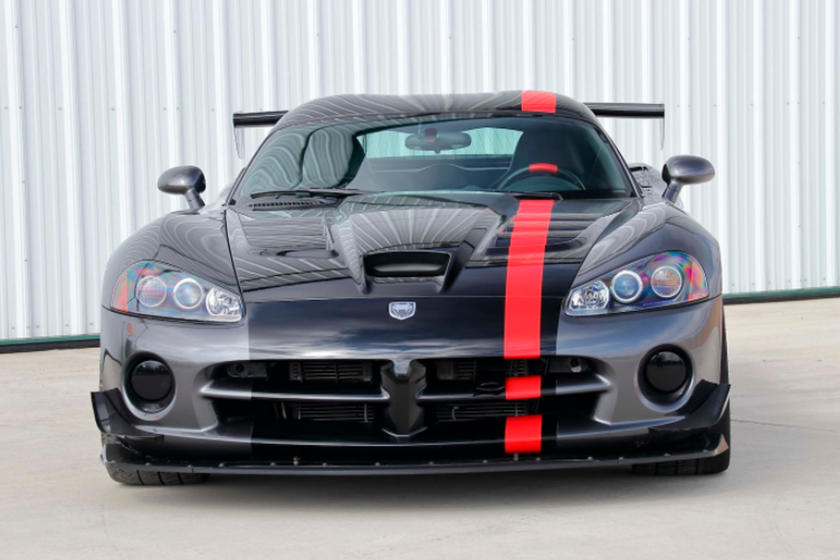 Dodge Viper в представлении не нуждается. Но, к большому сожалению, он ушел (несмотря на то, что вокруг есть несколько непроданных примеров), и нет никаких планов вернуть его, по крайней мере, c знаменитым атмосферным V10 с шестиступенчатой ручной ко