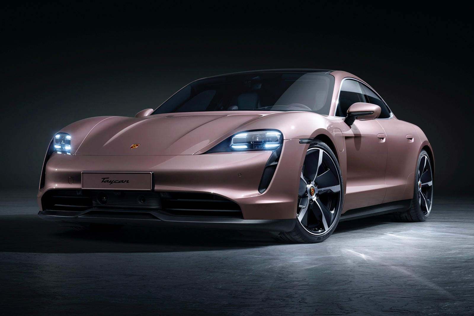 В то время как Porsche будет покупать аккумуляторы для электромобилей у материнской компании Volkswagen, которая намеревается построить шесть заводов по производству аккумуляторных элементов по всей Европе, производитель спортивных автомобилей также 