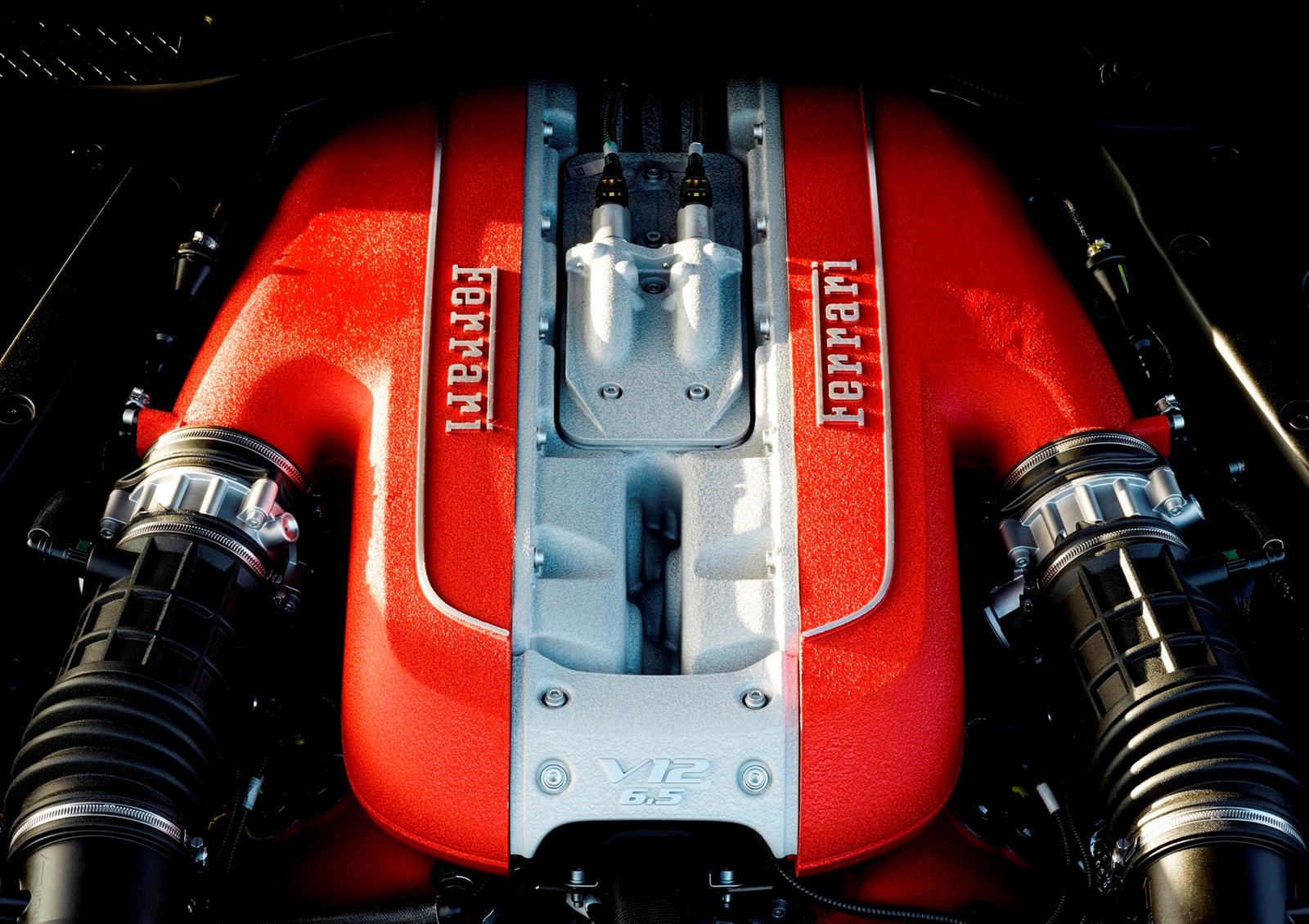 Команда инженеров Ferrari приложила немало усилий, чтобы модернизировать 6,5-литровый V12 несколькими способами, такими как переработанные поршни и множество новых легких компонентов, таких как титановые шатуны, кривошип и кулачки с алмазоподобным ка