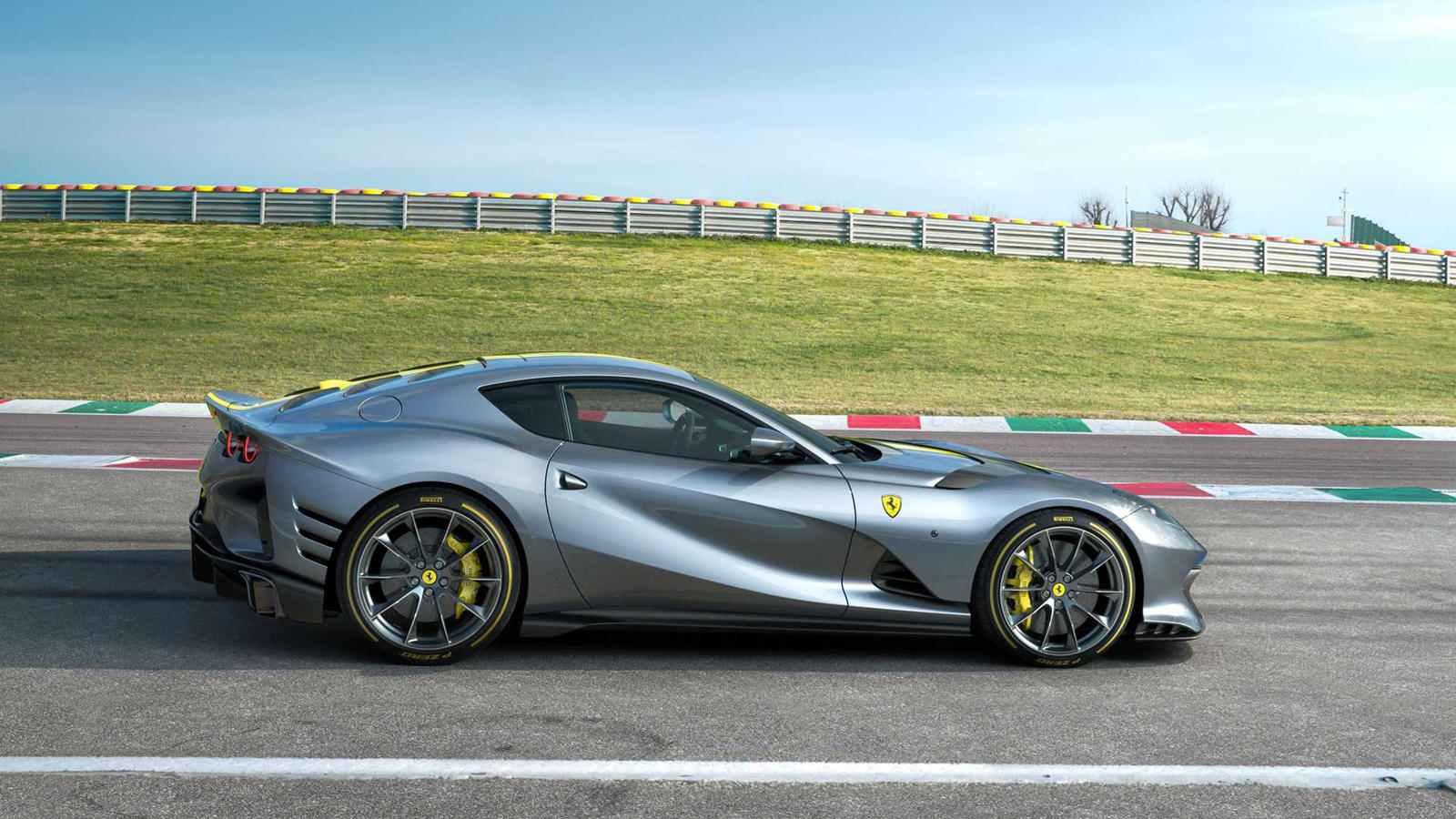 «Атмосферный V12 - это часть истории компании», - сказал он, - «и, безусловно, сердце Ferrari. Итак, то, что мы делаем, и то, что мы уже сделали с этой моделью, - это попытка найти способы сохранить это живое». Окей, значит ли это, что Ferrari следуе