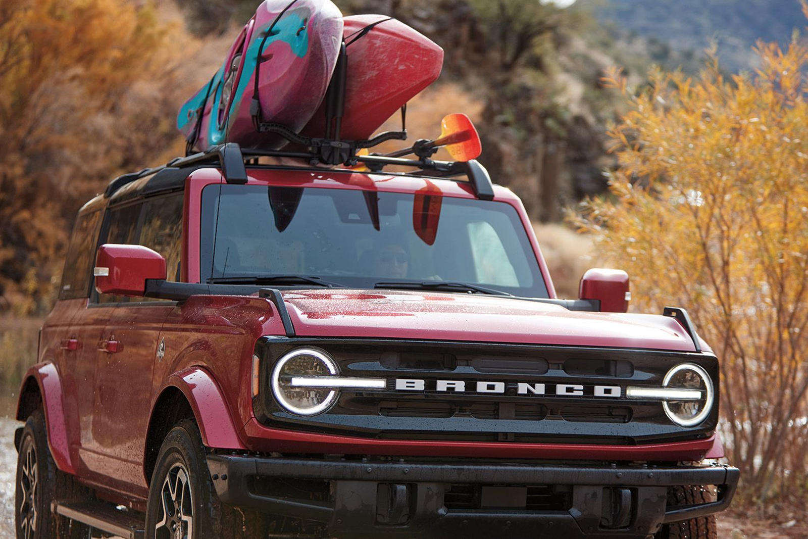 2021 Ford Bronco - самый захватывающий автомобиль для энтузиастов бездорожья, представленный в этом году. Как и его главный конкурент, Jeep Wrangler, Bronco предложит массу настроек с широким спектром аксессуаров. Некоторые из этих аксессуаров просоч