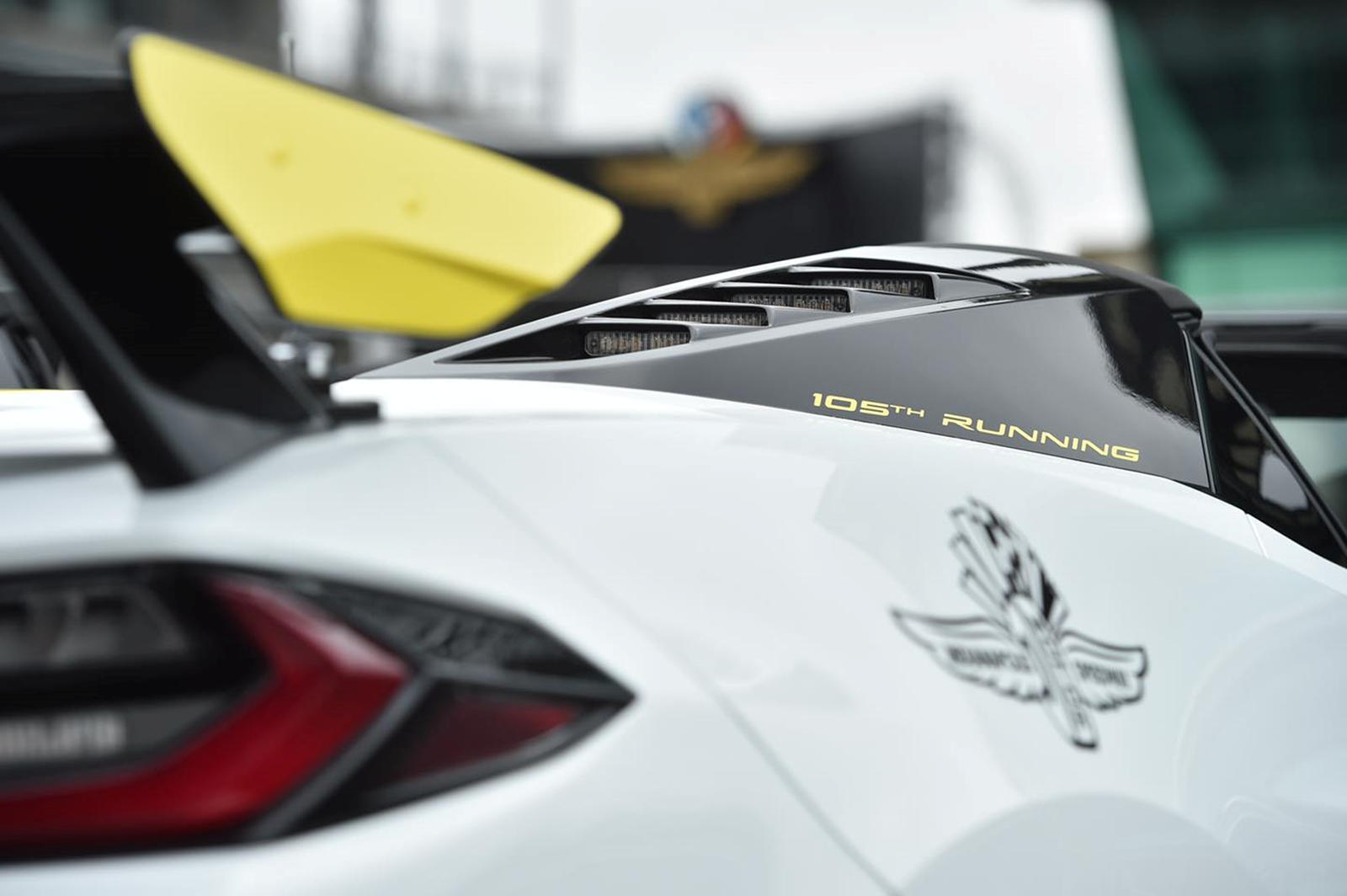 И теперь было объявлено, что 2021 Chevrolet Corvette Stingray Convertible станет пейс-каром для 105-й гонки Indianapolis 500, заменив красный Corvette Stingray с фиксированной крышей, который служил в прошлом году в качестве пейс-кара Indy 500 в прош