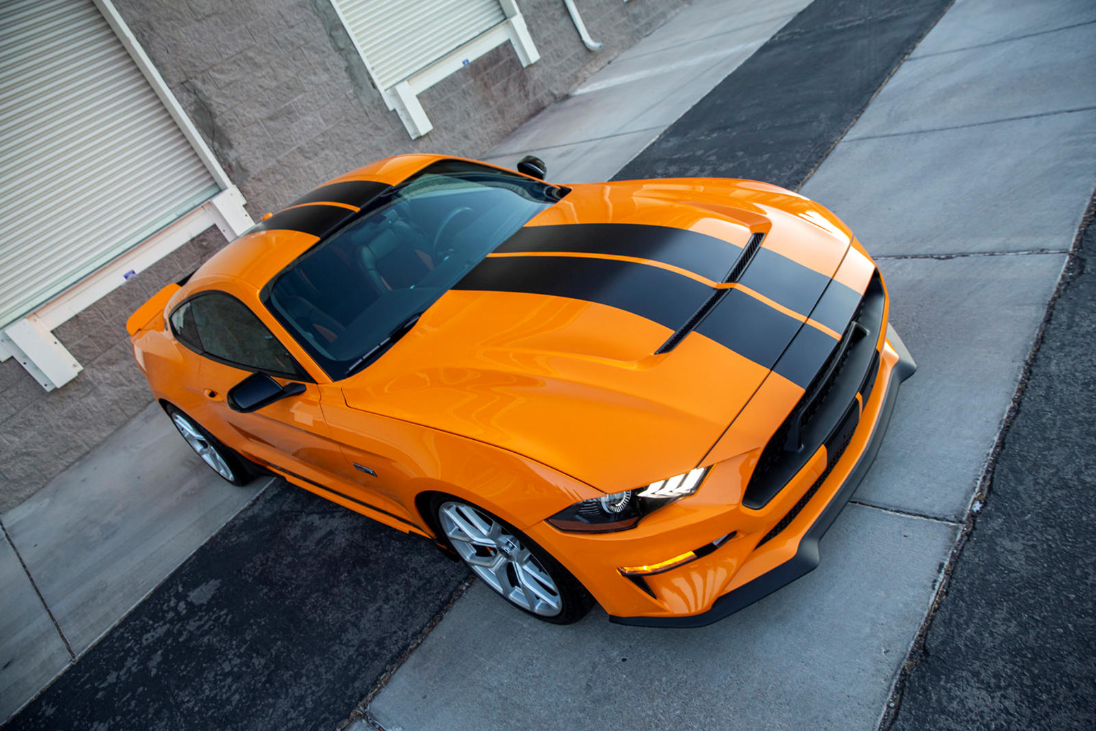 Под капотом 5,0-литровый атмосферный V8 2021 Mustang GT года был доведен до мощности 480 л.с. Если вам все еще недостаточно мощности, Шелби может добавить нагнетатель Ford Performance (за отдельную плату), который увеличивает мощность до 700 л.с. при
