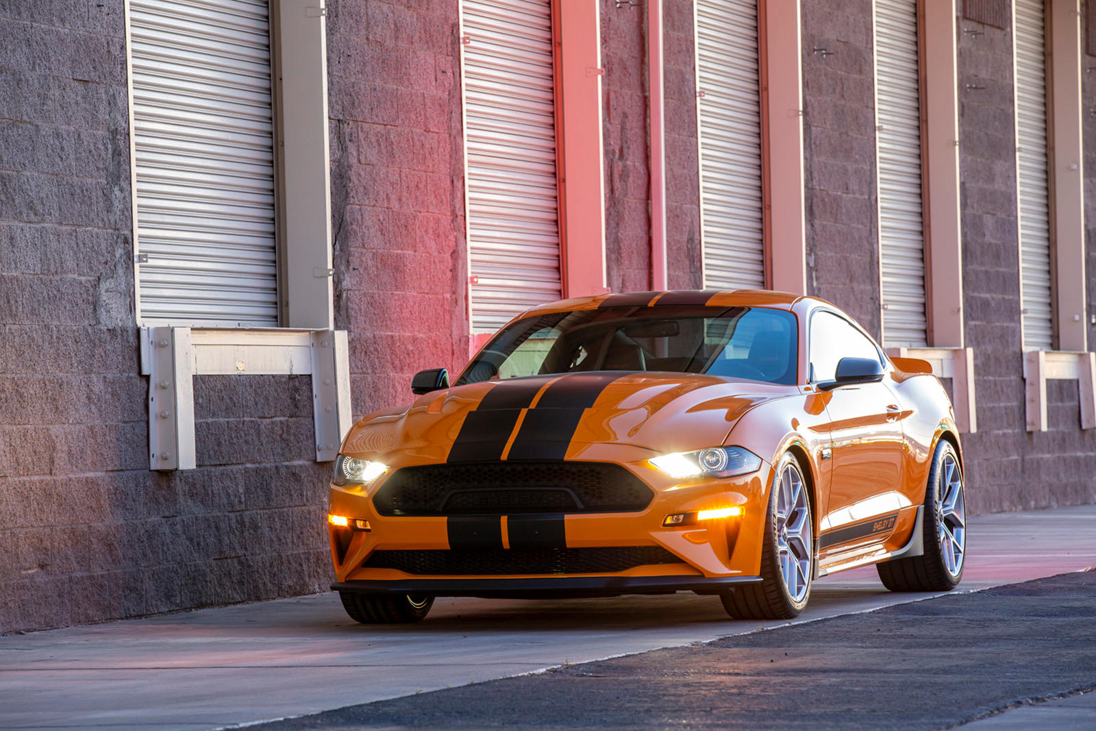 Комплект расширения придает Mustang GT более мускулистый вид.