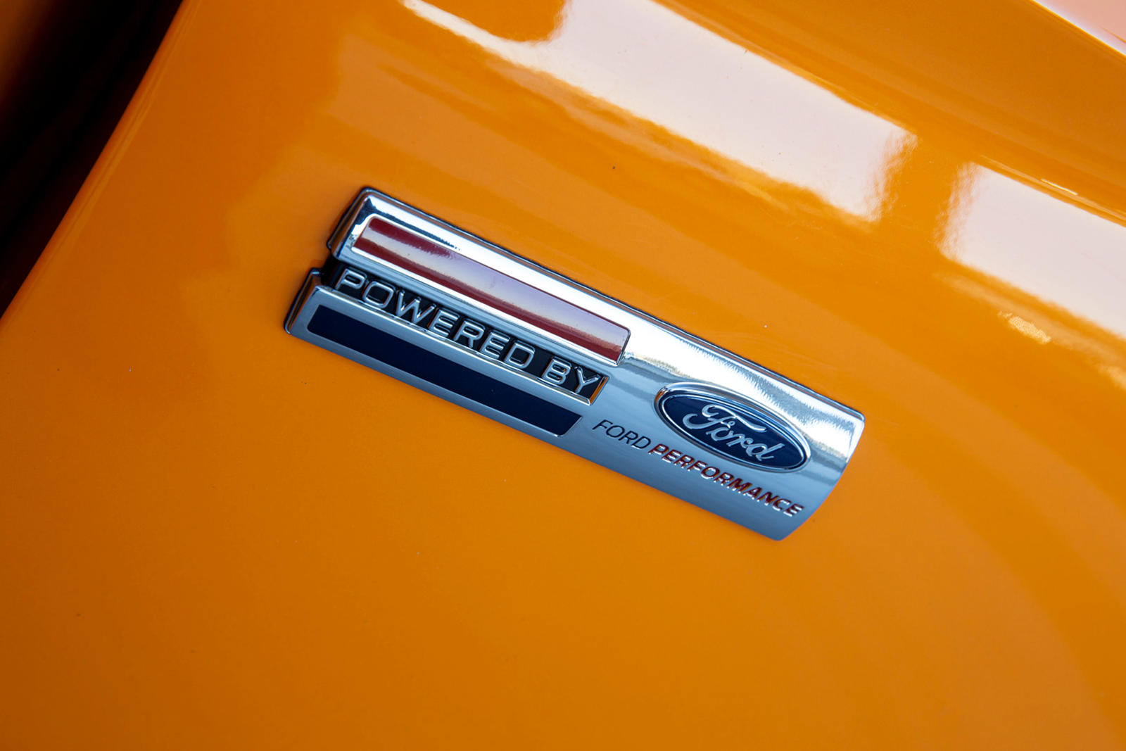 Визуально Shelby American улучшил Mustang GT с помощью вентилируемого капота, который более эффективно охлаждает двигатель, 20-дюймовых колес, уникальной верхней решетки радиатора, новых боковых рокеров, а также заднего спойлера. Как дань уважения го