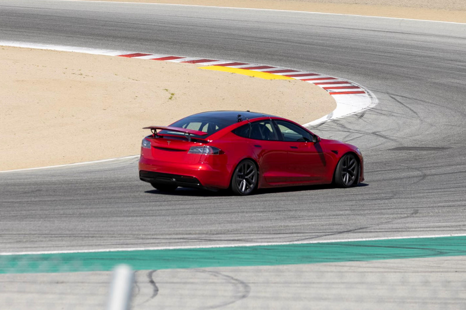 В отдельном видео, опубликованном The Kilowatts в Twitter, прототипы Model S Plaid недавно прибыли на гоночную трассу Laguna Seca Raceway и установили неподтвержденное время 1:30: XXX. Интересно, что модель Plaid, замеченная на трассе, была оснащена 