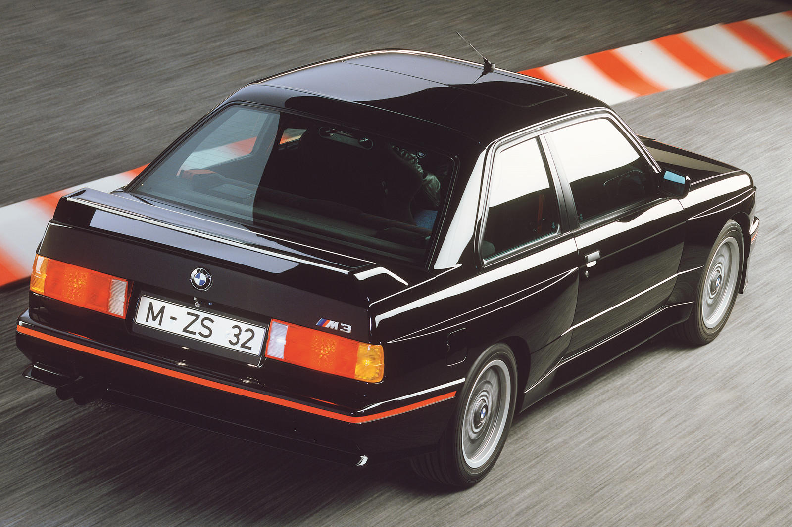 Первым было «Evo Sport», которое может стать отличным знаком для поклонников M3. E30 M3 исторически имел специальную модель под названием Sport Evo (сокращение от Sport Evolution), которая была одной из самых редких специальных версий M3, всего 600 е