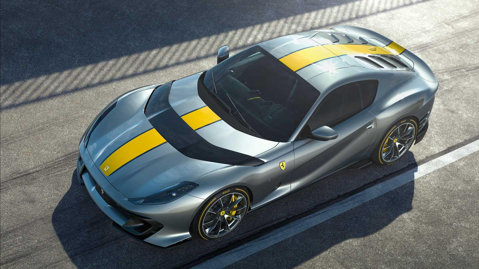 В беседе с Autocar технический руководитель Ferrari Майкл Лейтерс намекнул, что Ferrari уже разрабатывает еще более мощный двигатель V12. «Мы работаем над этим», - подразнил он. К сожалению, Ferrari не намекает, какая модель будет использовать более 