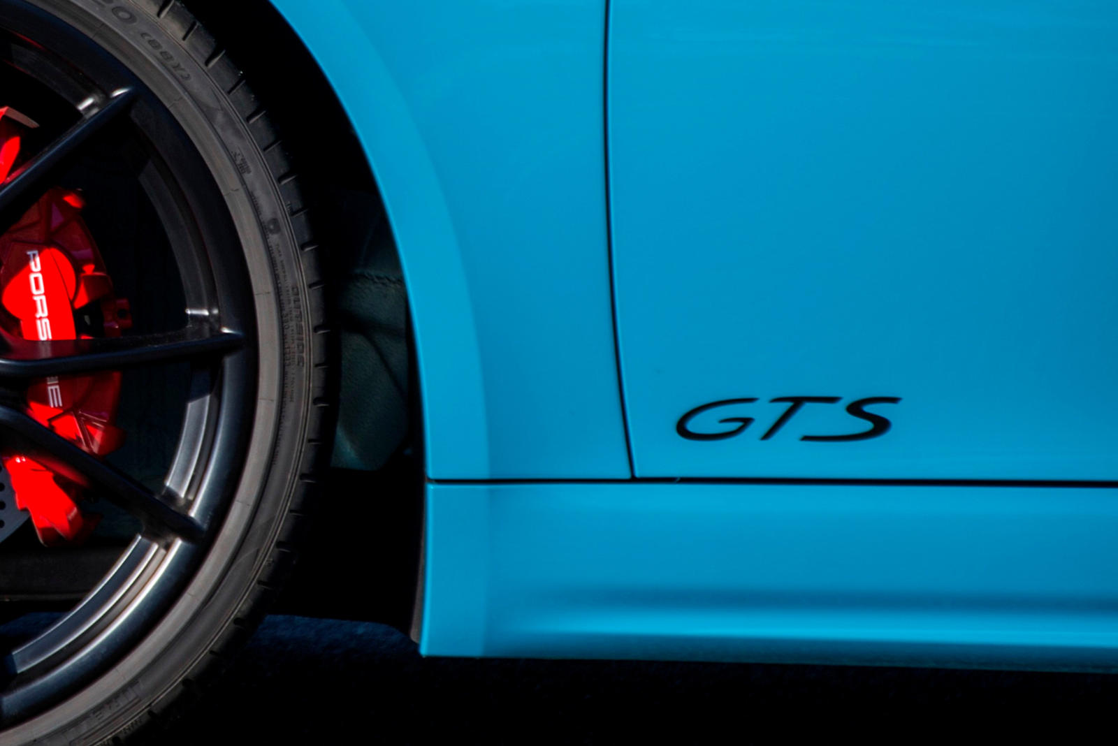 Если вам нужен высокопроизводительный Porsche, но вы не можете дотянуться до модели с надписью Turbo на задней панели, модели GTS идеально восполняют этот пробел. Фактически, мы утверждаем, что они предлагают всю производительность, которую вы можете