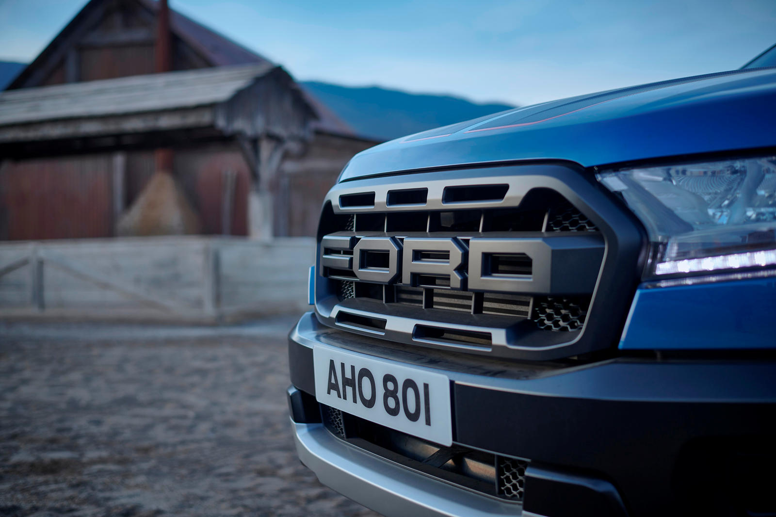 Несколько дней назад компания Ford представила свою грядущую специальную версию Ranger Raptor Special Edition в виде классического вестерна в стиле «Безумный Макс», снятого на съемочной площадке в Испании. Сегодня пикап был анонсирован вместе с полно